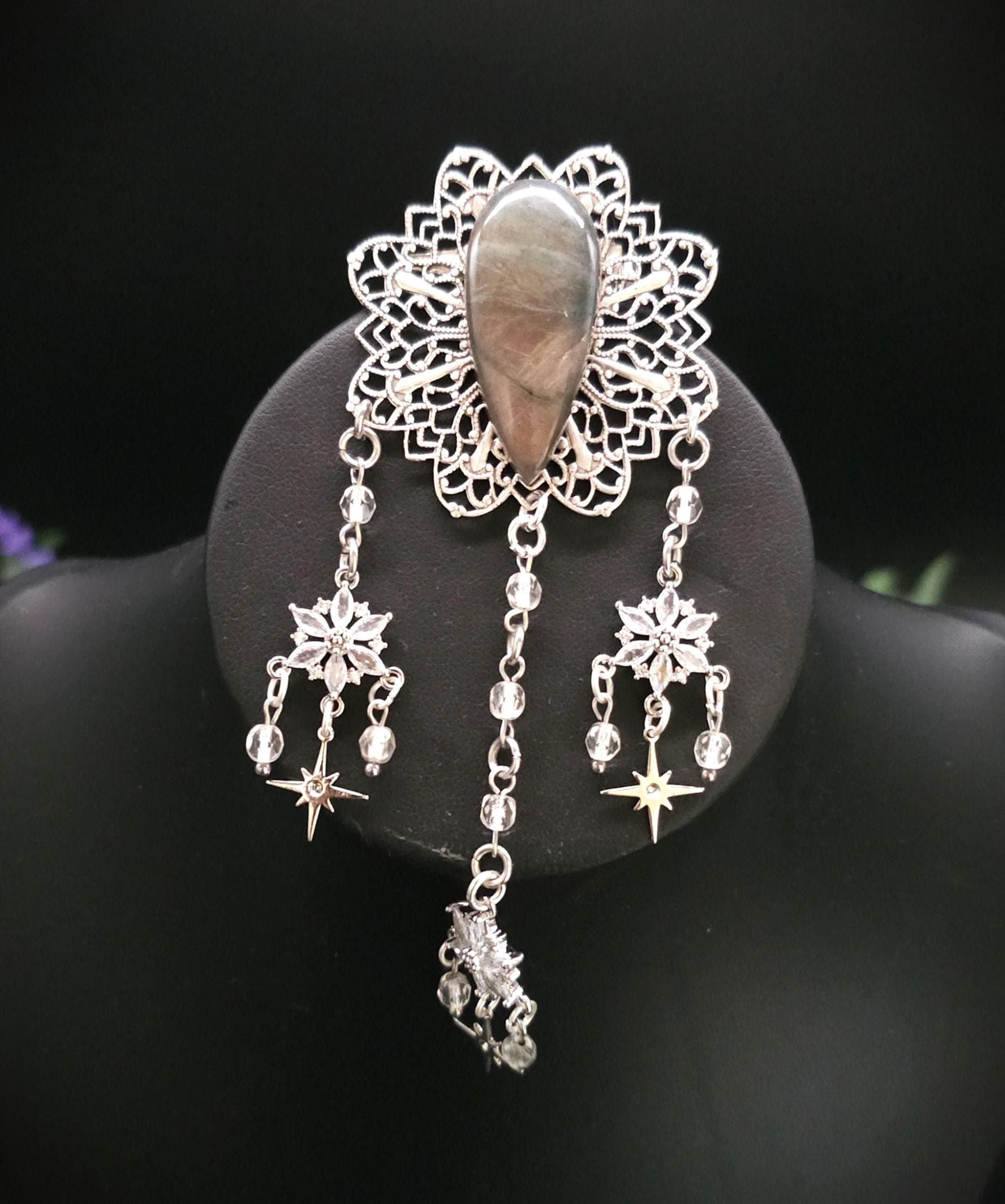 Labradorit Zirkonia Brosche ~ Art Nouveau Gewandschmuck ~ Fantasy Brosche mit Sternenanhängern ~ LARP Accessoire