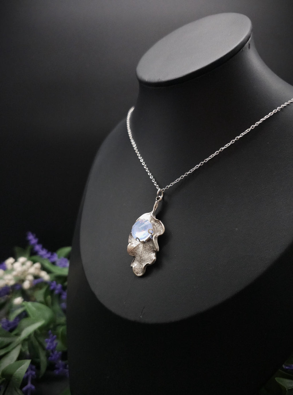 Eichenblatt Halskette mit Opalith ~ Natur Schmuck ~ Fantasy Schmuck ~ Art Nouveau Anhänger ~ Geschenk für sie