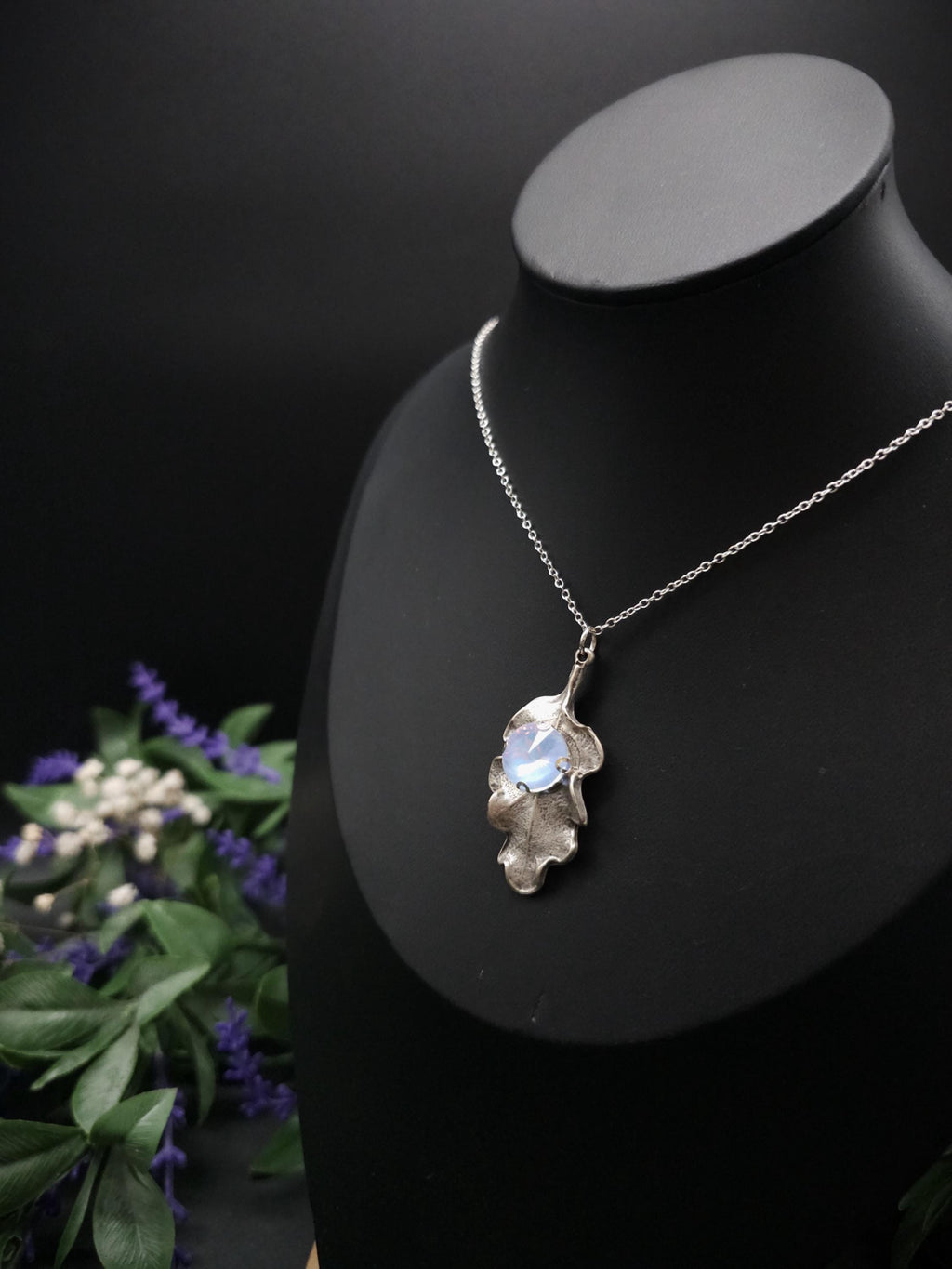 Eichenblatt Halskette mit Opalith ~ Natur Schmuck ~ Fantasy Schmuck ~ Art Nouveau Anhänger ~ Geschenk für sie
