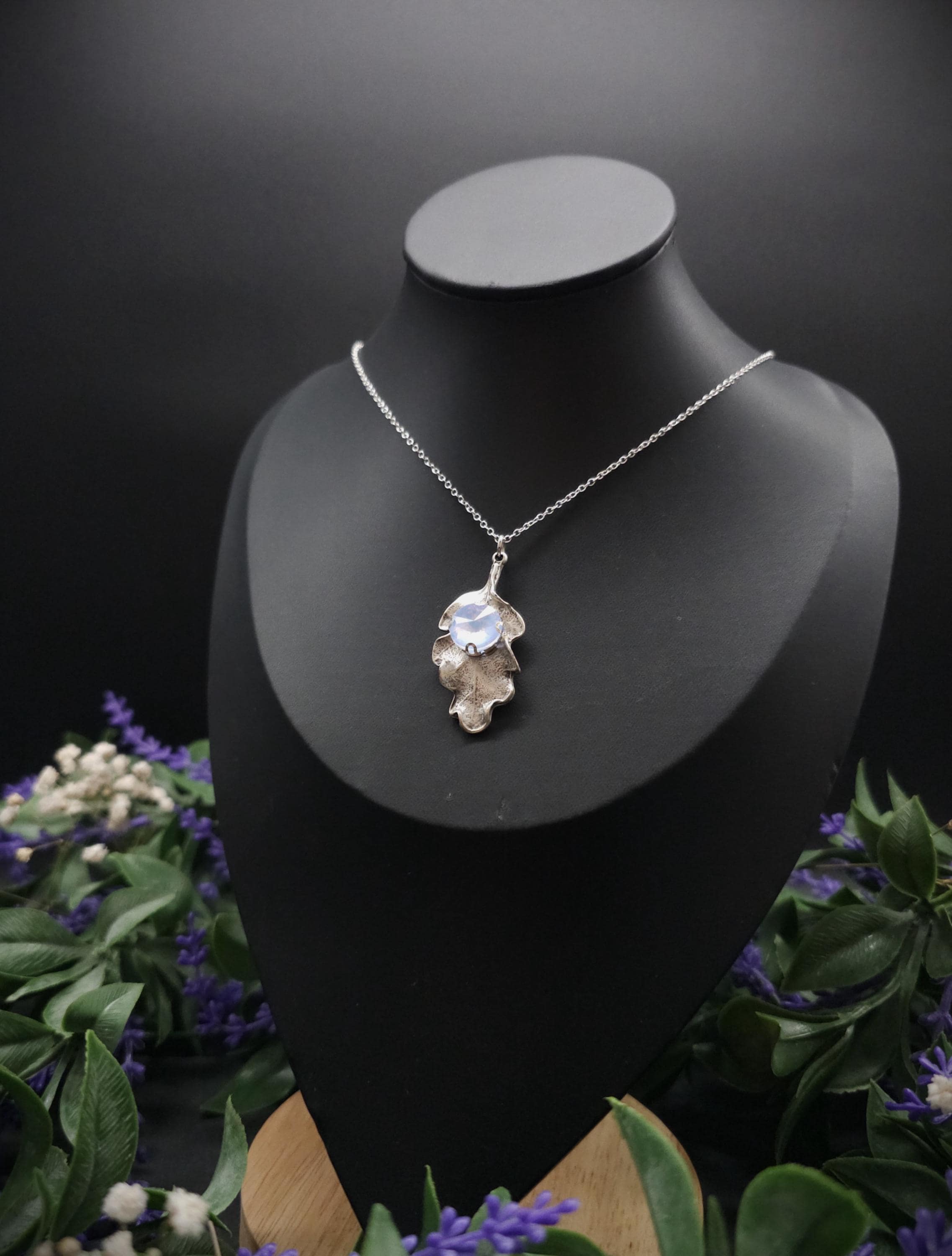 Eichenblatt Halskette mit Opalith ~ Natur Schmuck ~ Fantasy Schmuck ~ Art Nouveau Anhänger ~ Geschenk für sie