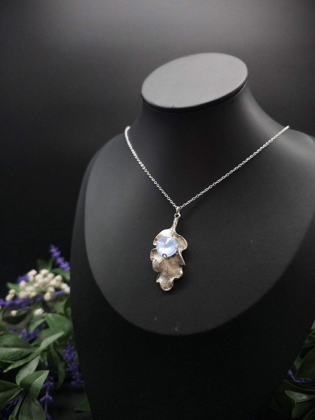 Eichenblatt Halskette mit Opalith ~ Natur Schmuck ~ Fantasy Schmuck ~ Art Nouveau Anhänger ~ Geschenk für sie