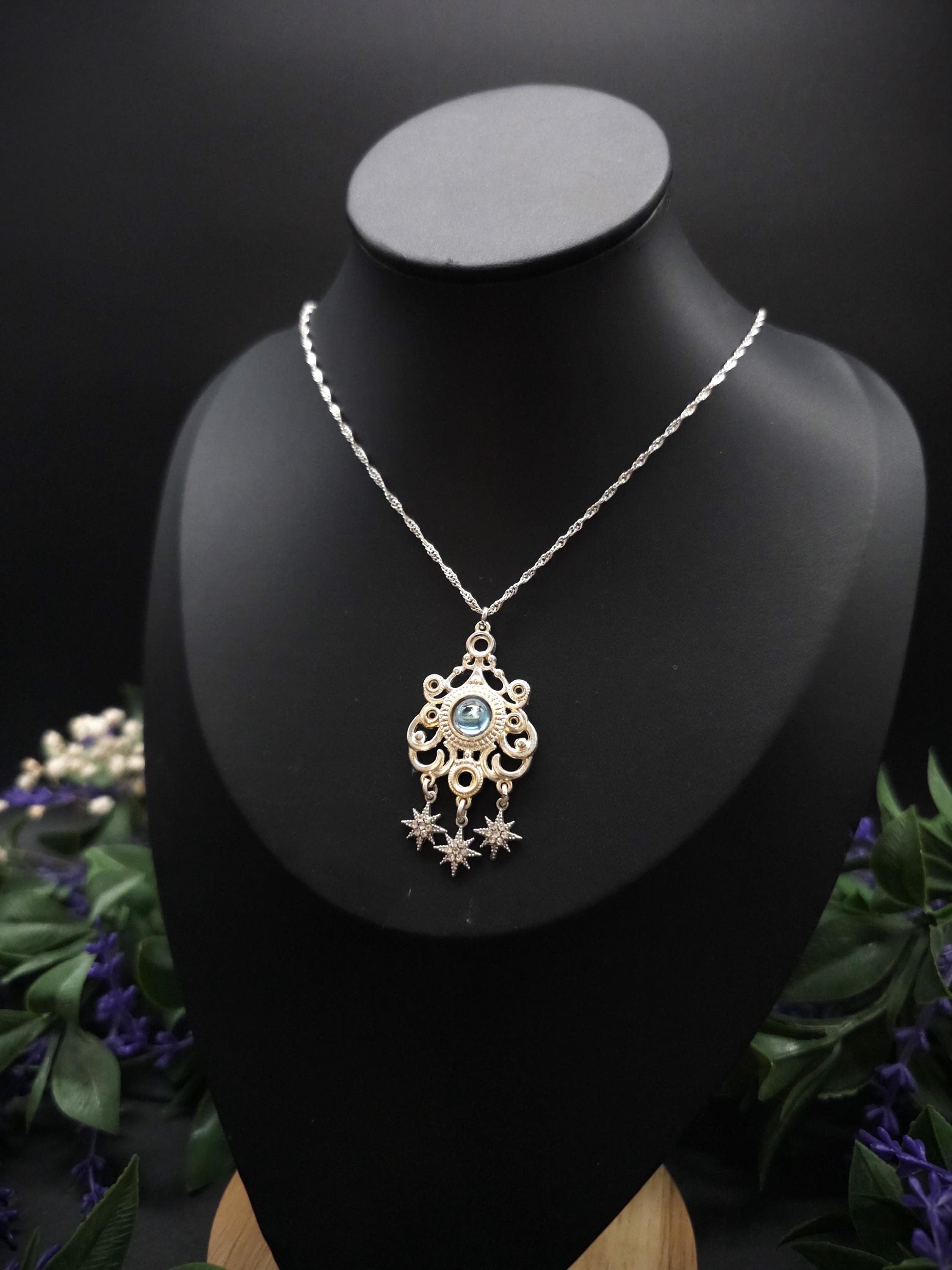 Sternen Halskette ~ Edelstahl Choker ~ Art Nouveau Anhänger mit blauem Cabochon ~ Celestial Schmuck