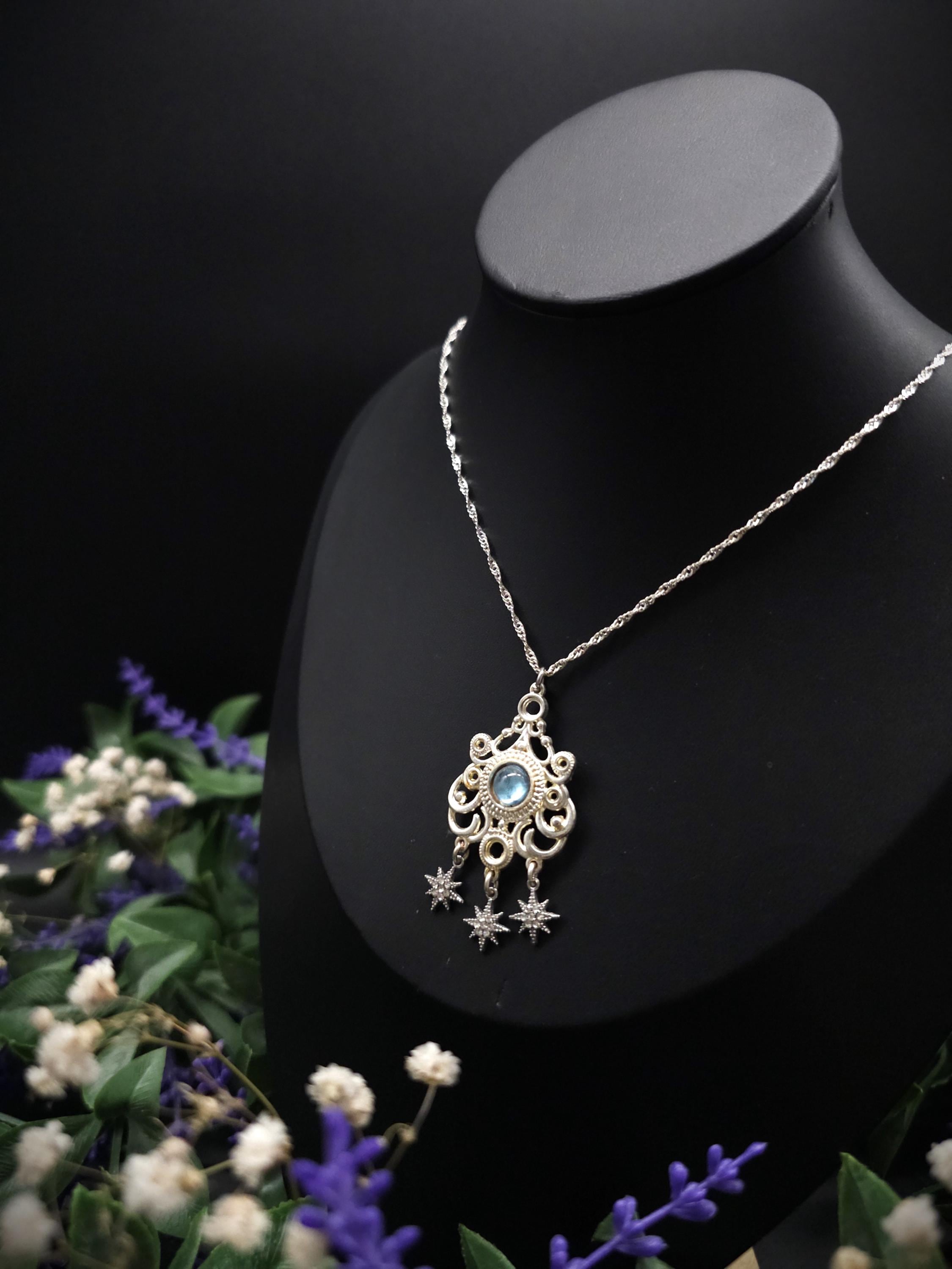 Sternen Halskette ~ Edelstahl Choker ~ Art Nouveau Anhänger mit blauem Cabochon ~ Celestial Schmuck