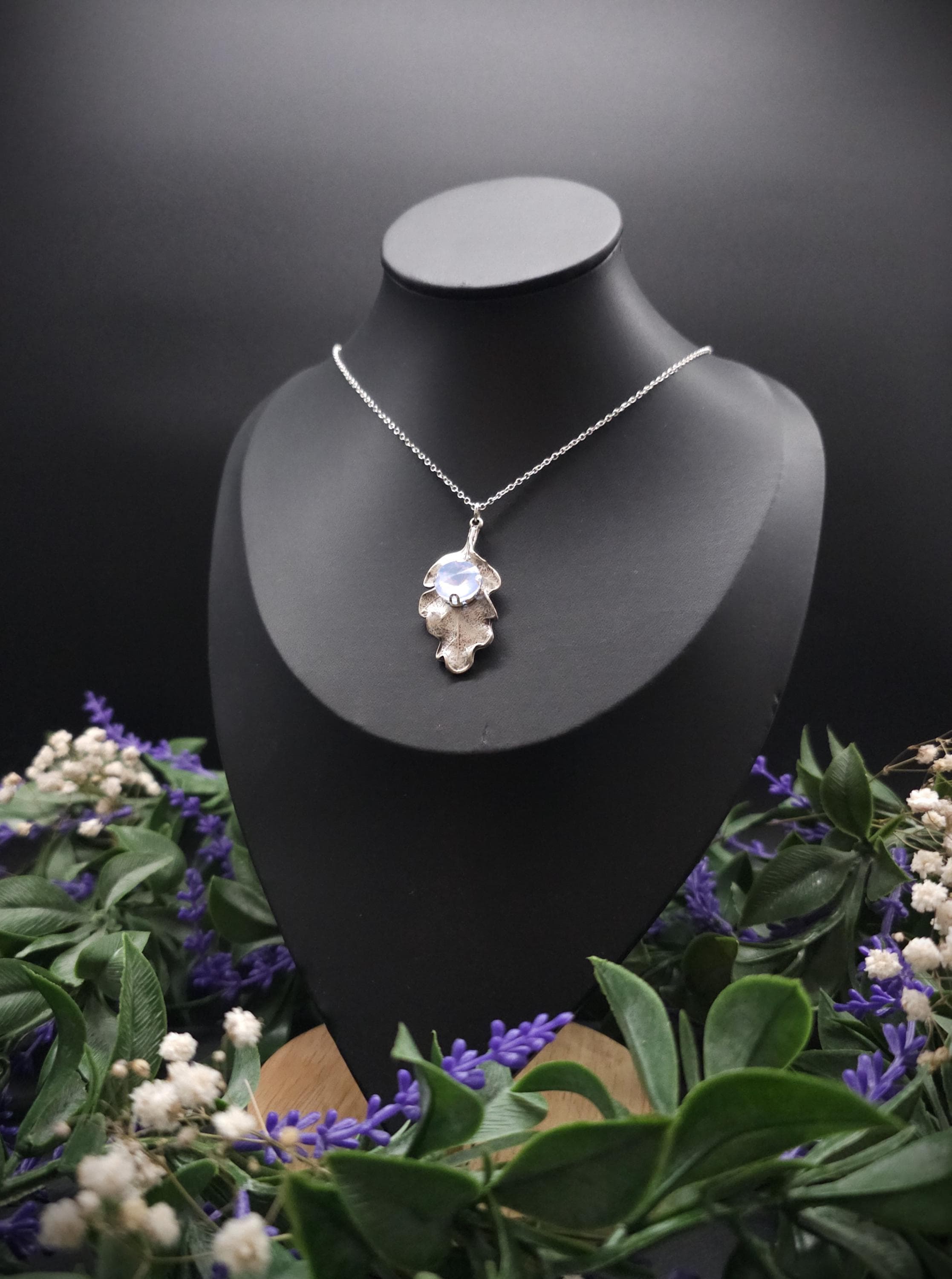 Eichenblatt Halskette mit Opalith ~ Natur Schmuck ~ Fantasy Schmuck ~ Art Nouveau Anhänger ~ Geschenk für sie
