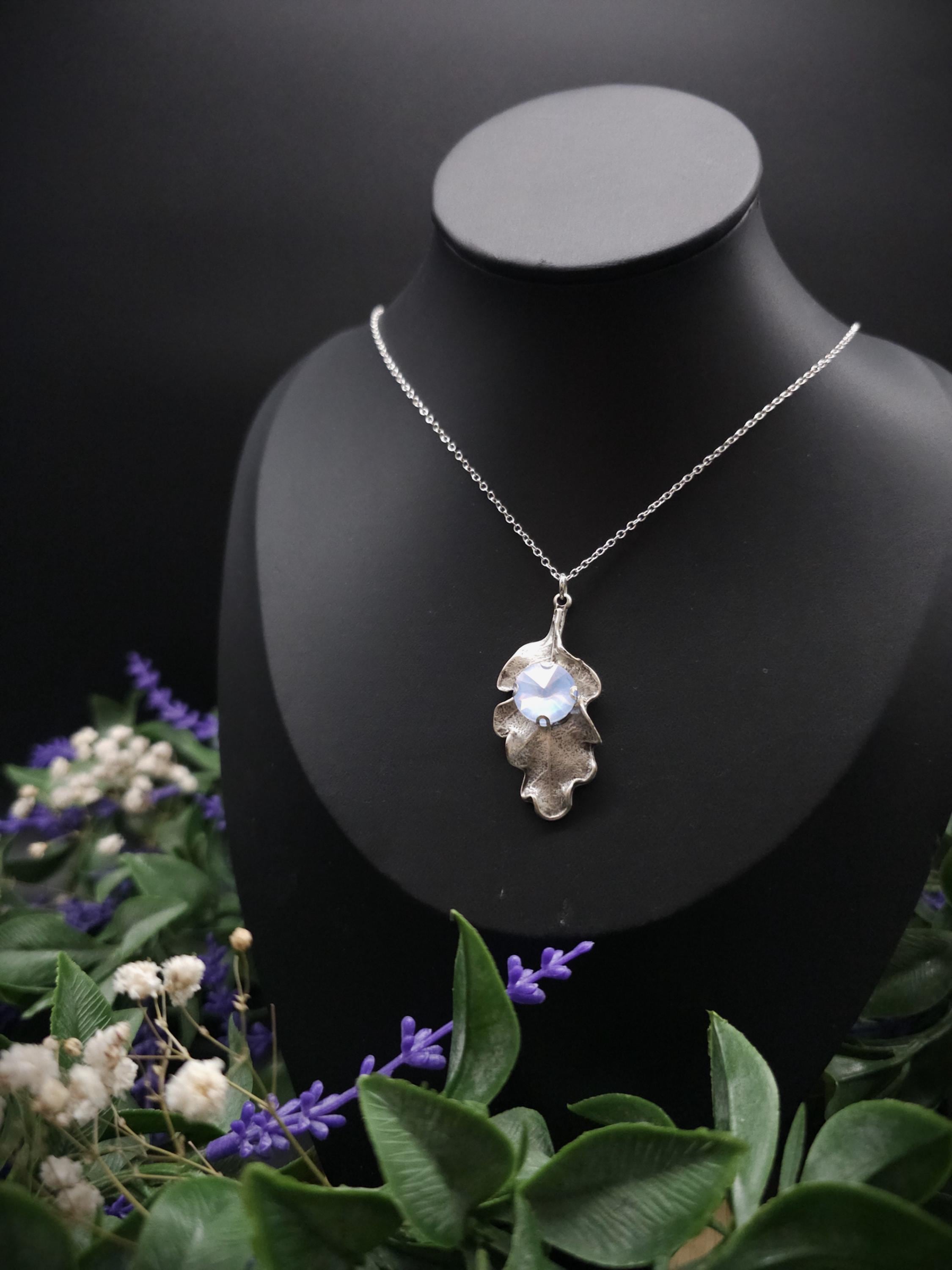 Eichenblatt Halskette mit Opalith ~ Natur Schmuck ~ Fantasy Schmuck ~ Art Nouveau Anhänger ~ Geschenk für sie
