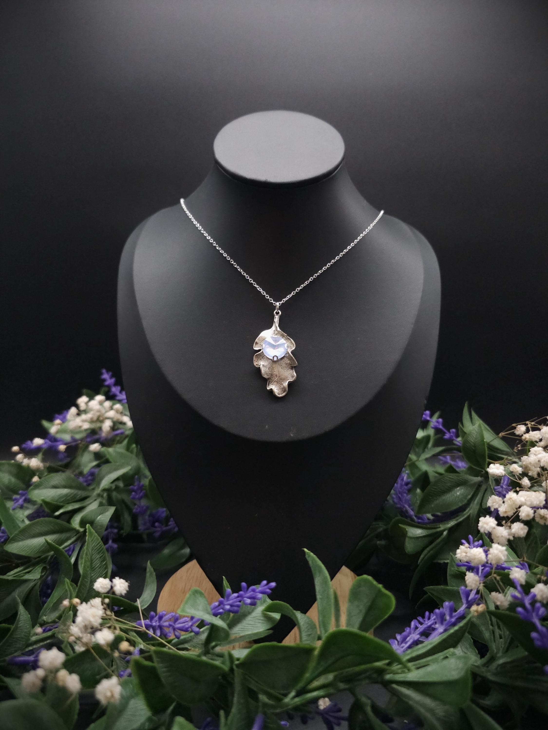 Eichenblatt Halskette mit Opalith ~ Natur Schmuck ~ Fantasy Schmuck ~ Art Nouveau Anhänger ~ Geschenk für sie