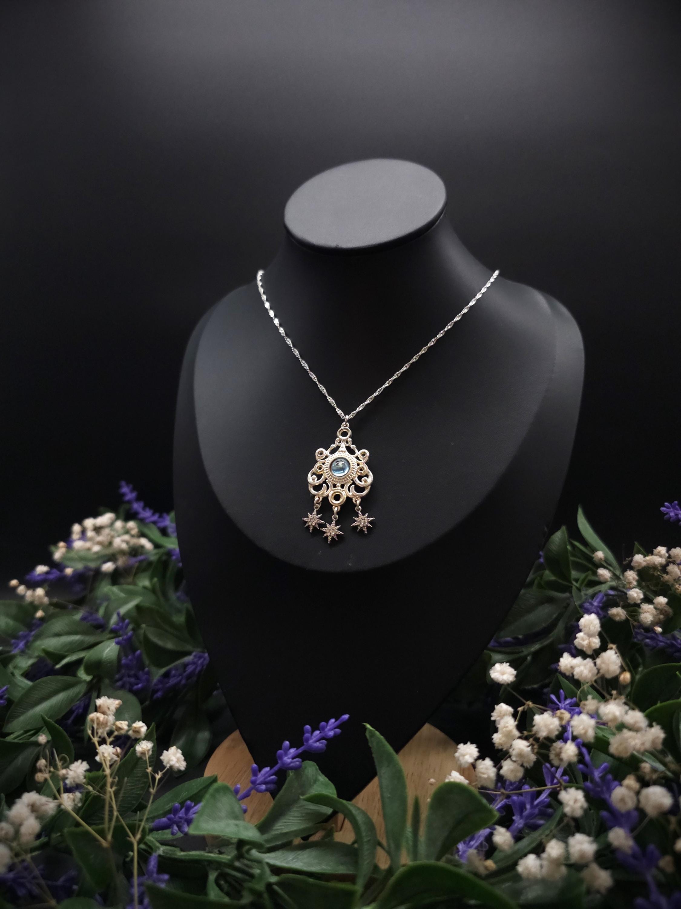 Sternen Halskette ~ Edelstahl Choker ~ Art Nouveau Anhänger mit blauem Cabochon ~ Celestial Schmuck