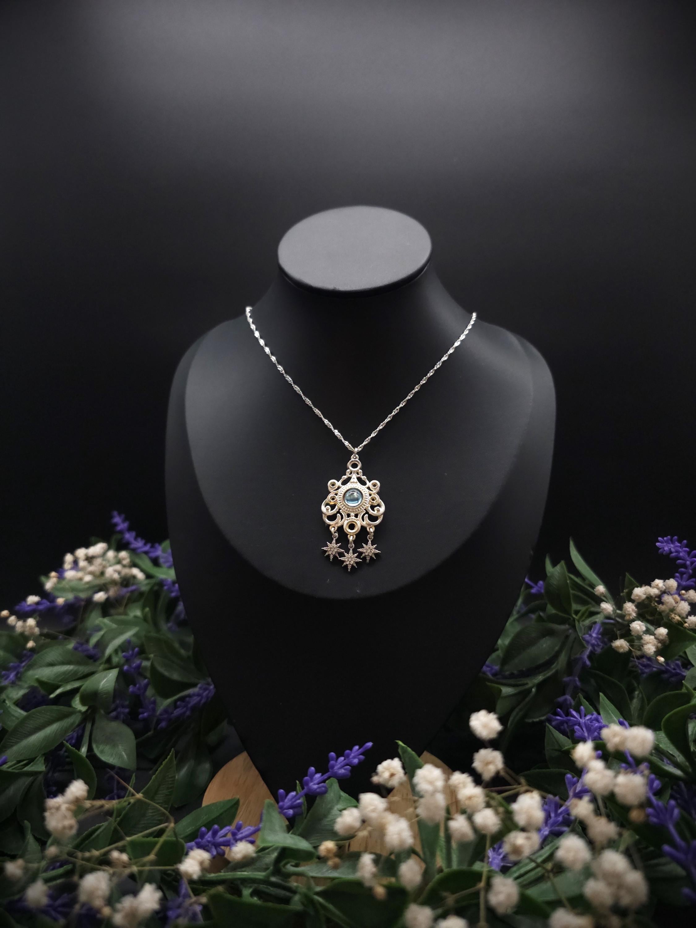Sternen Halskette ~ Edelstahl Choker ~ Art Nouveau Anhänger mit blauem Cabochon ~ Celestial Schmuck