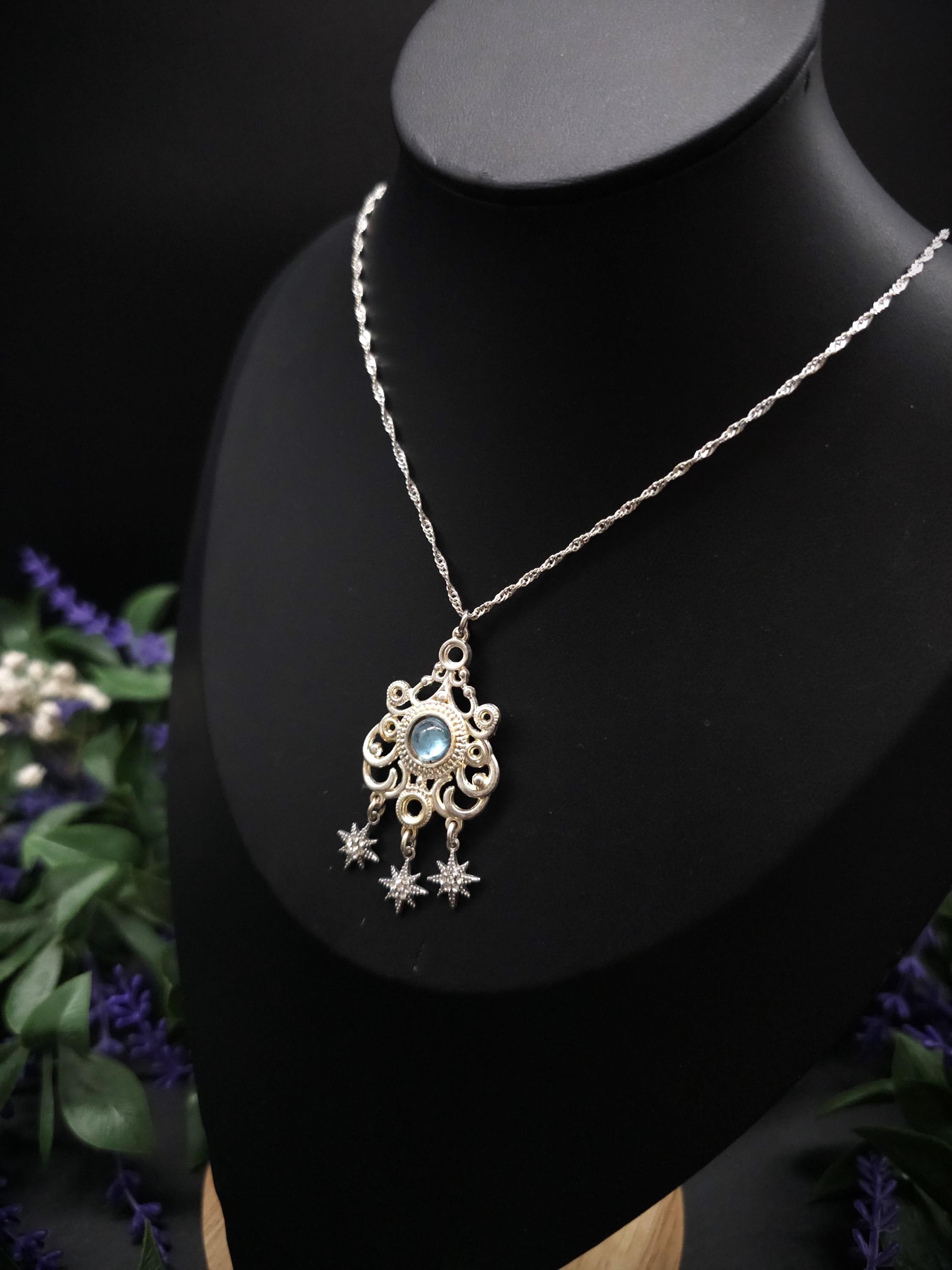 Sternen Halskette ~ Edelstahl Choker ~ Art Nouveau Anhänger mit blauem Cabochon ~ Celestial Schmuck