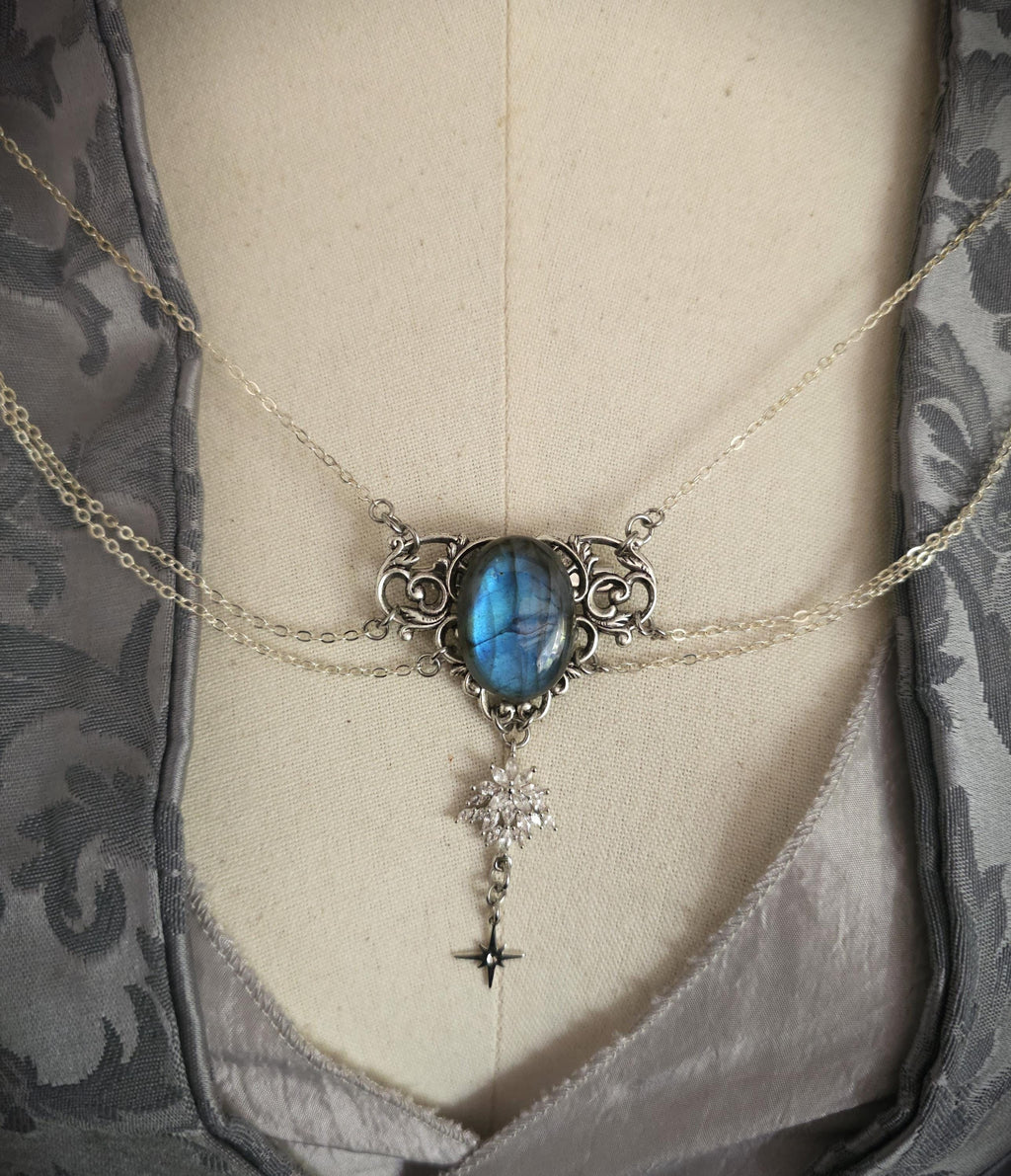 Labradorit Broschenkette ~ Fantasy Ausschnittschmuck mit Sternen ~ Cape Chain ~ Celestial Jewelry