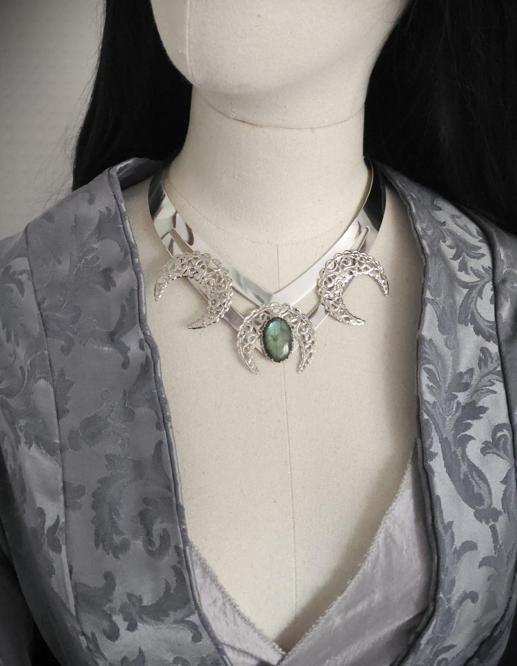 Mond Halsreif mit grünem Labradorit ~ Celestial Gothic Fantasy Schmuck