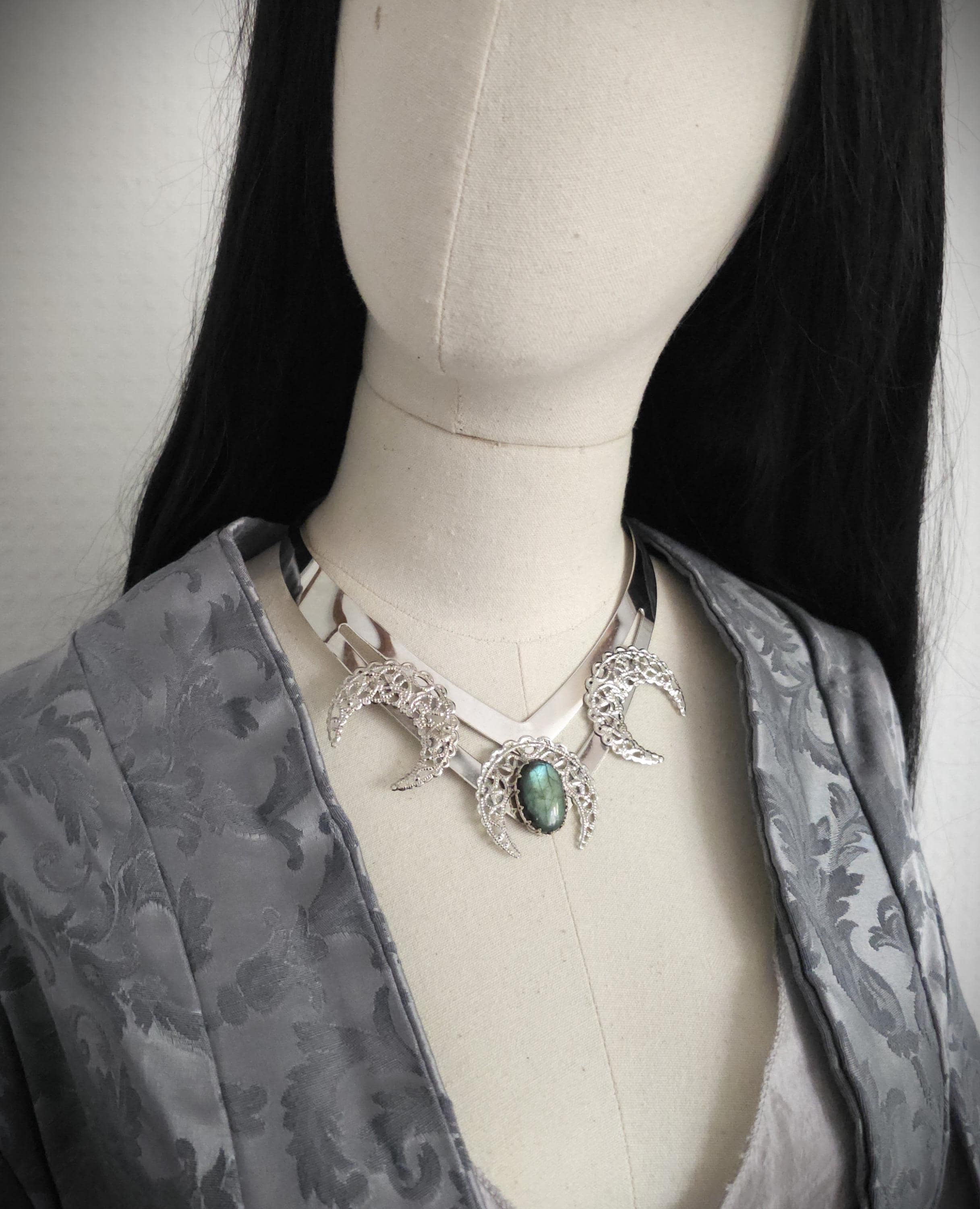 Mond Halsreif mit grünem Labradorit ~ Celestial Gothic Fantasy Schmuck