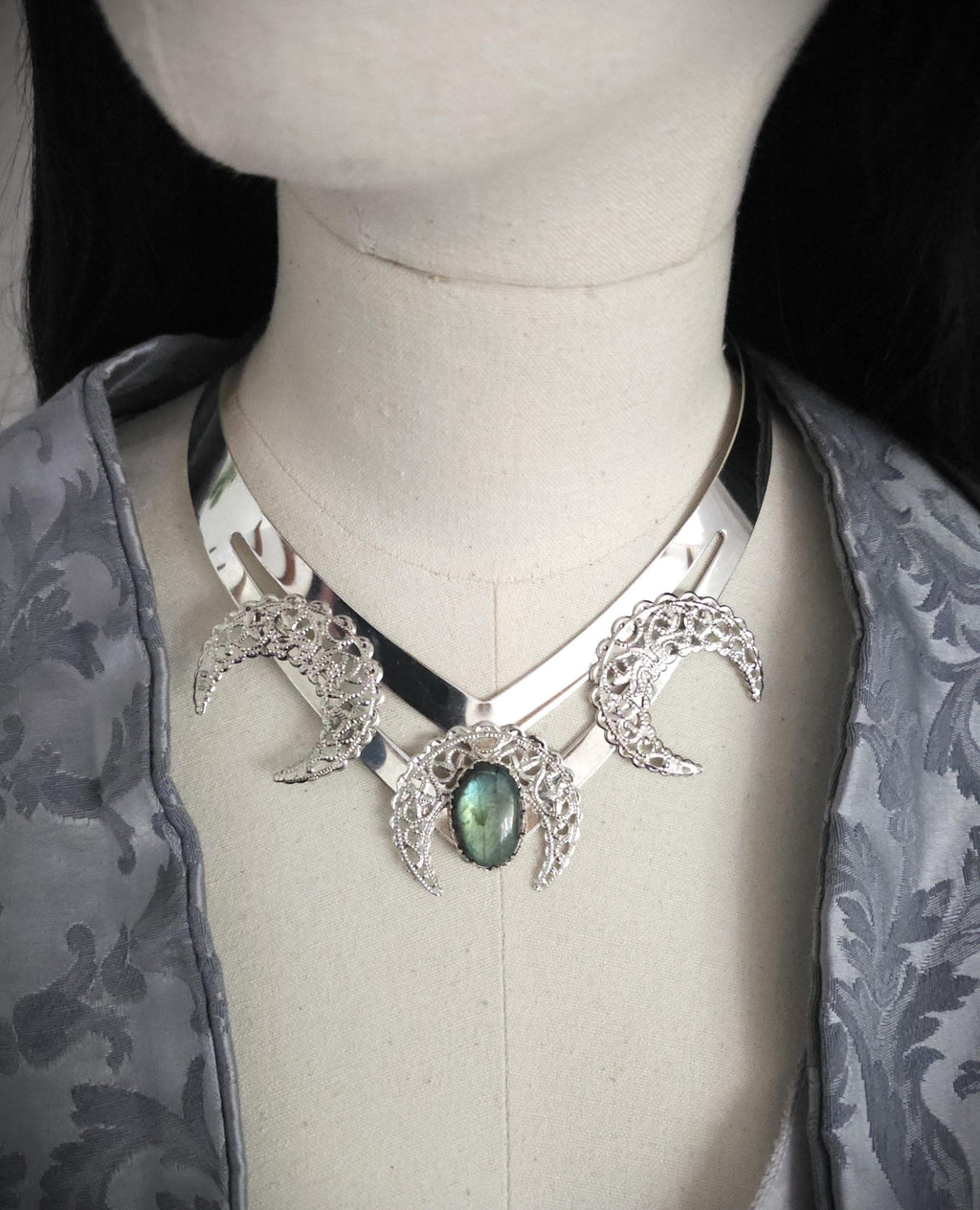 Mond Halsreif mit grünem Labradorit ~ Celestial Gothic Fantasy Schmuck