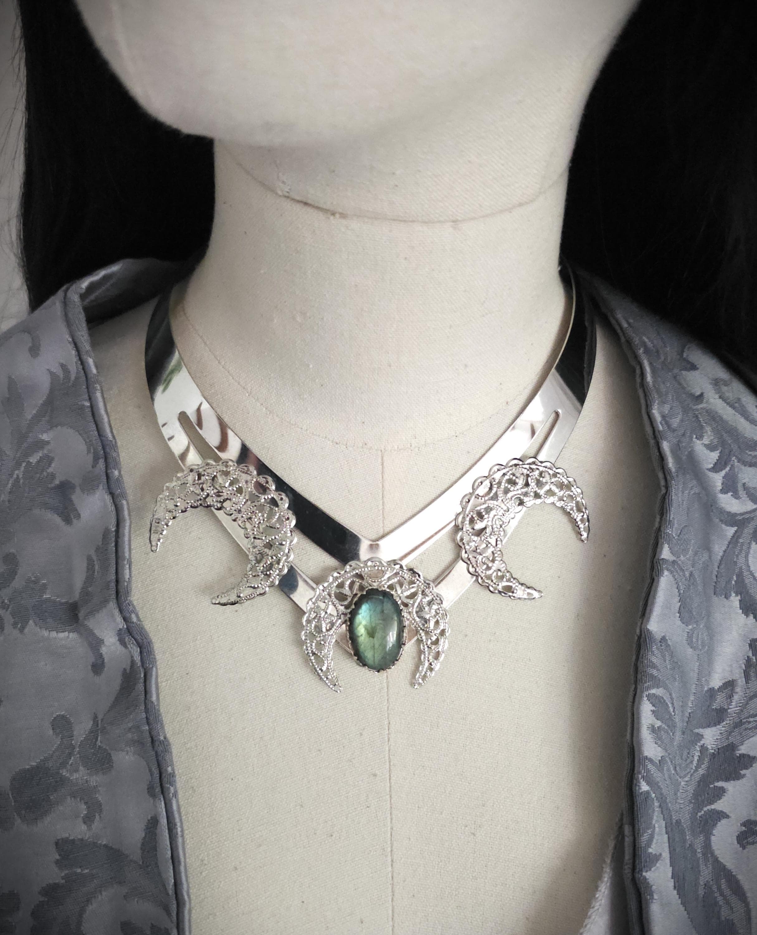 Mond Halsreif mit grünem Labradorit ~ Celestial Gothic Fantasy Schmuck