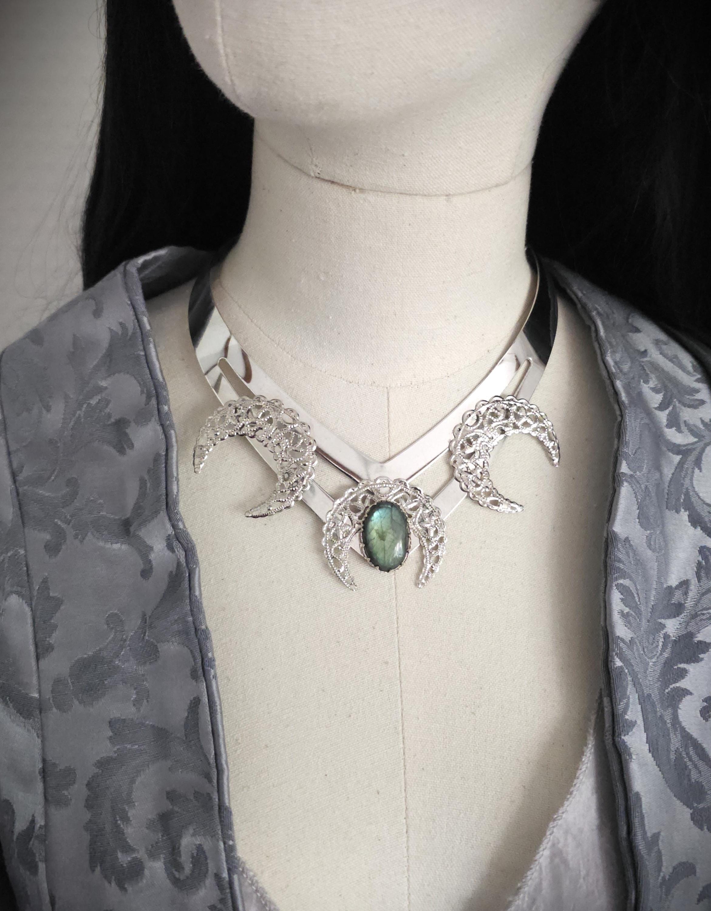 Mond Halsreif mit grünem Labradorit ~ Celestial Gothic Fantasy Schmuck
