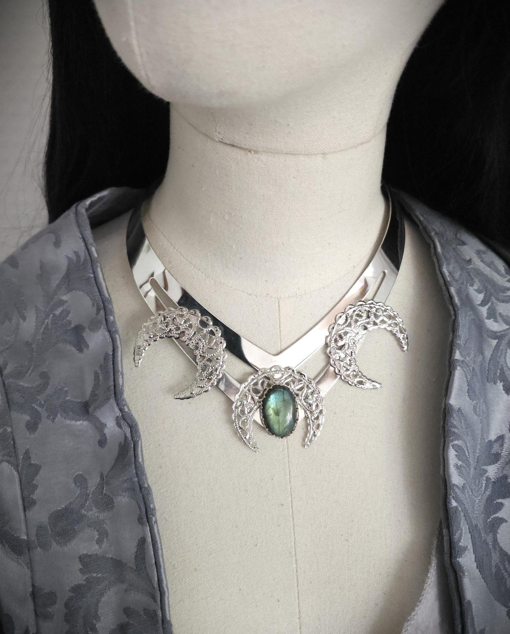 Mond Halsreif mit grünem Labradorit ~ Celestial Gothic Fantasy Schmuck
