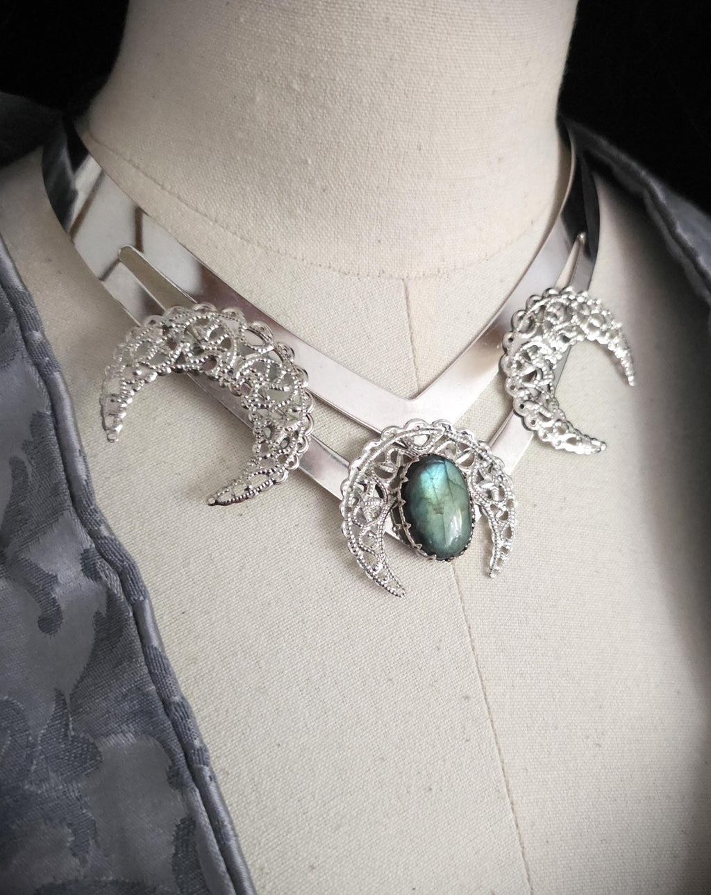 Mond Halsreif mit grünem Labradorit ~ Celestial Gothic Fantasy Schmuck