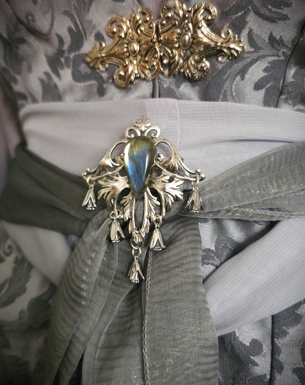 Labradorit Zierde Brosche ~ Silberne Fantasy Brosche mit blau goldenem Naturstein