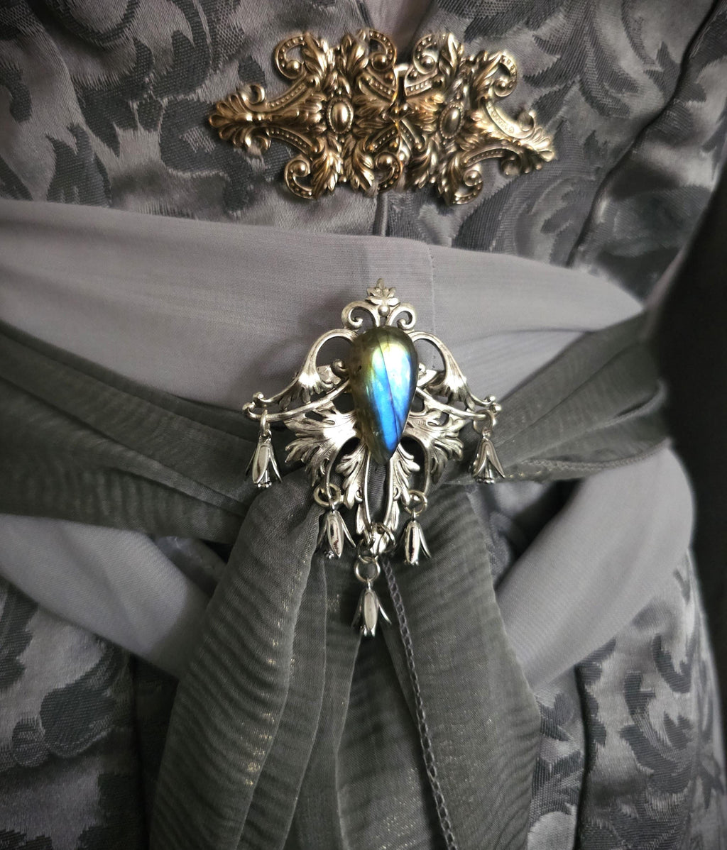 Labradorit Zierde Brosche ~ Silberne Fantasy Brosche mit blau goldenem Naturstein