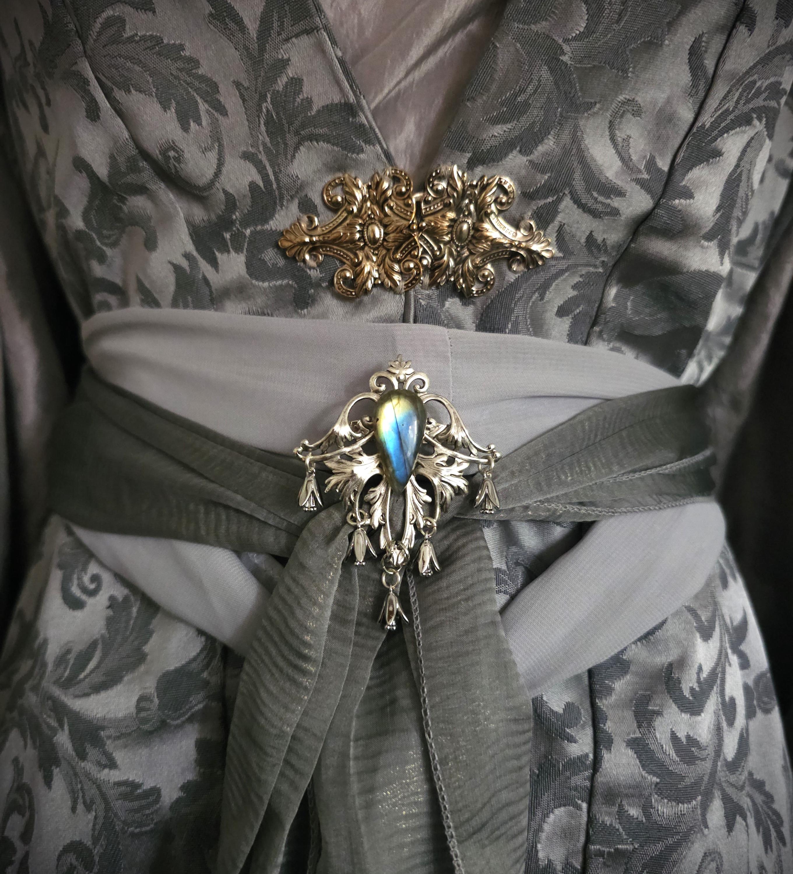 Labradorit Zierde Brosche ~ Silberne Fantasy Brosche mit blau goldenem Naturstein