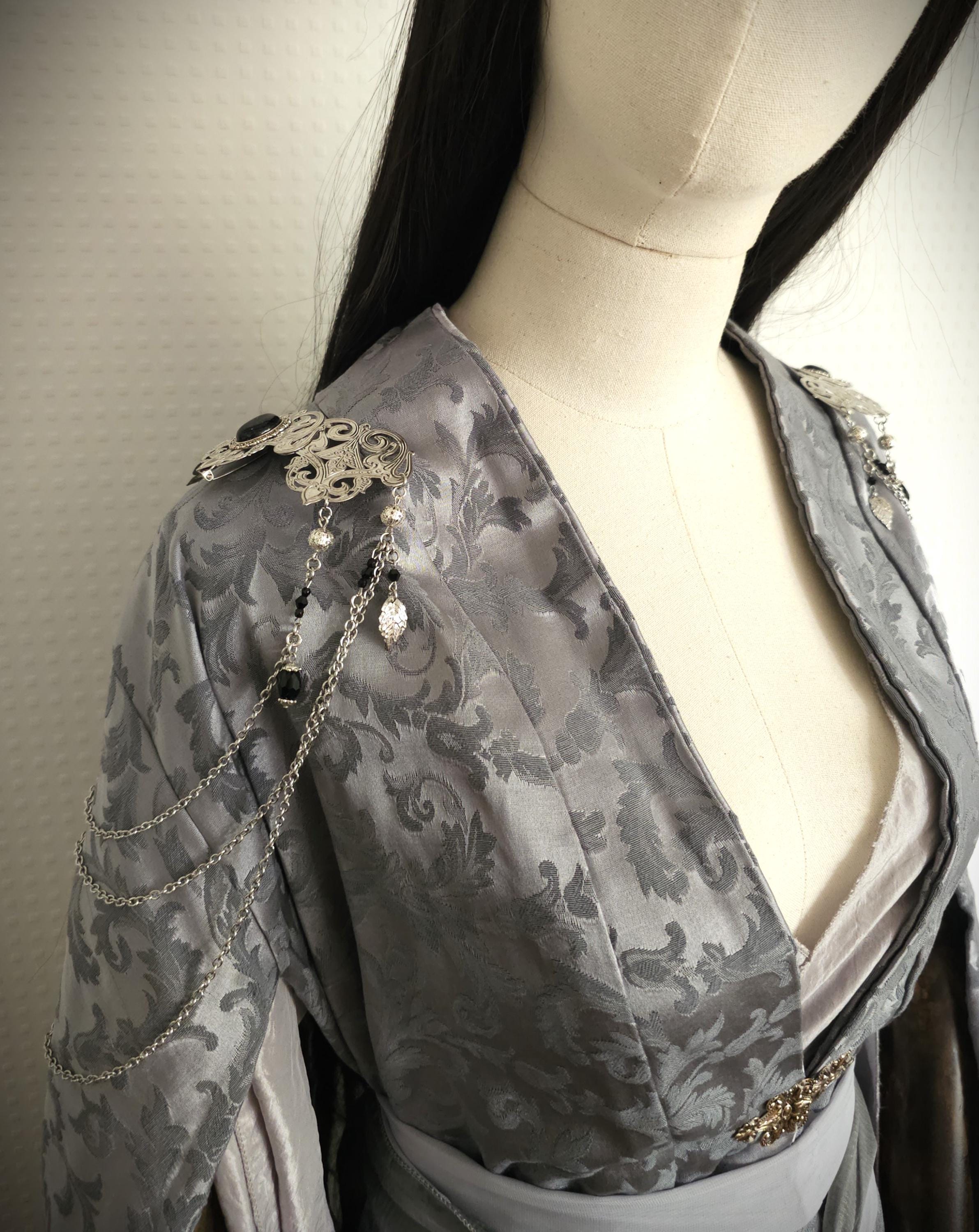 Schulterbroschen mit Blaufluss ~ Gothic Fantasy Schulterschmuck ~ Kostüm- und Braut Accessoire