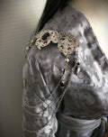 Schulterbroschen mit Blaufluss ~ Gothic Fantasy Schulterschmuck ~ Kostüm- und Braut Accessoire