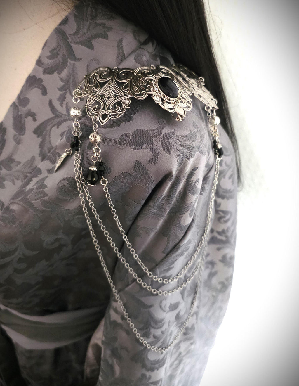 Schulterbroschen mit Blaufluss ~ Gothic Fantasy Schulterschmuck ~ Kostüm- und Braut Accessoire