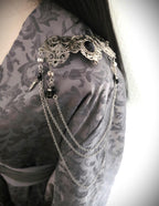 Schulterbroschen mit Blaufluss ~ Gothic Fantasy Schulterschmuck ~ Kostüm- und Braut Accessoire