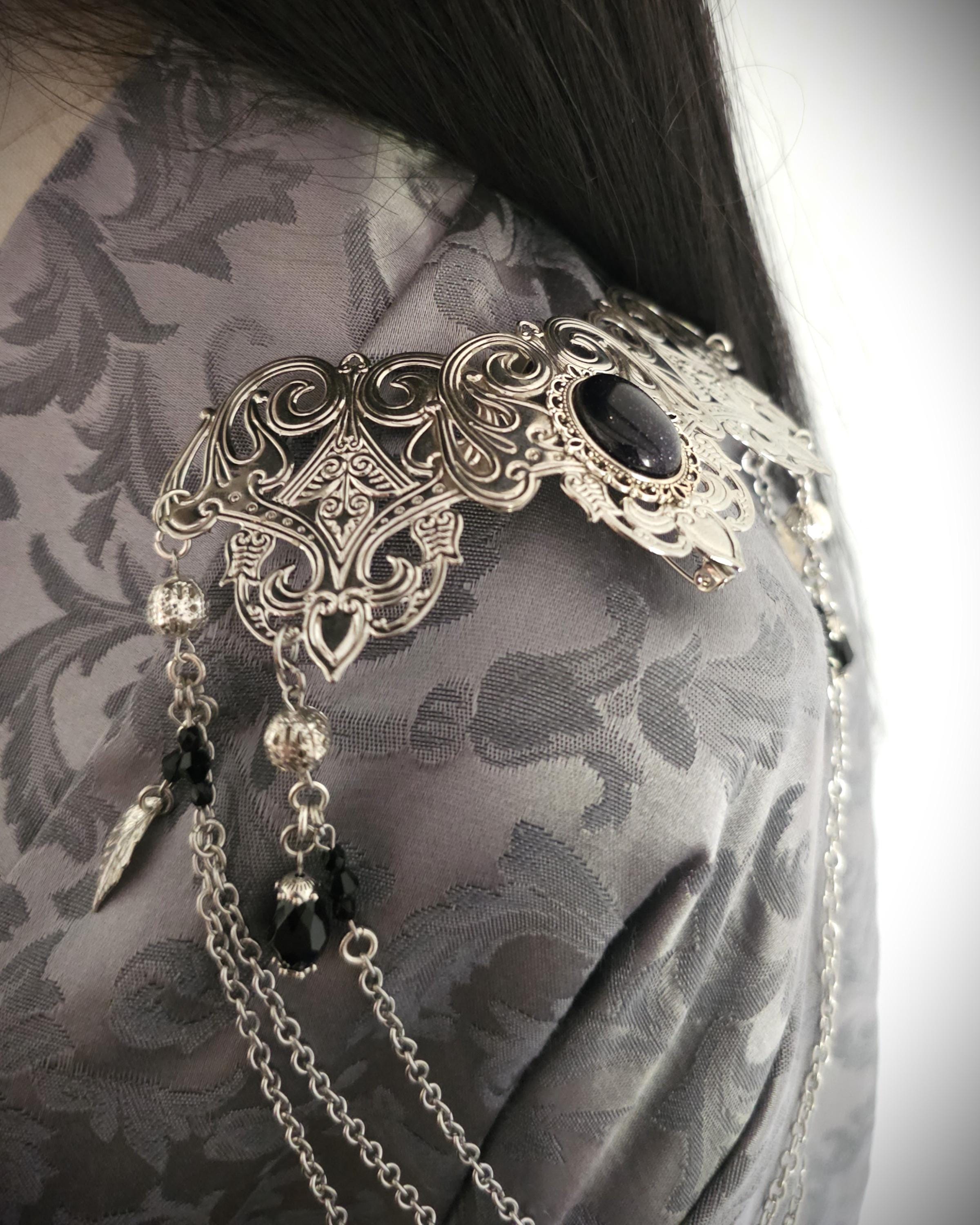 Schulterbroschen mit Blaufluss ~ Gothic Fantasy Schulterschmuck ~ Kostüm- und Braut Accessoire