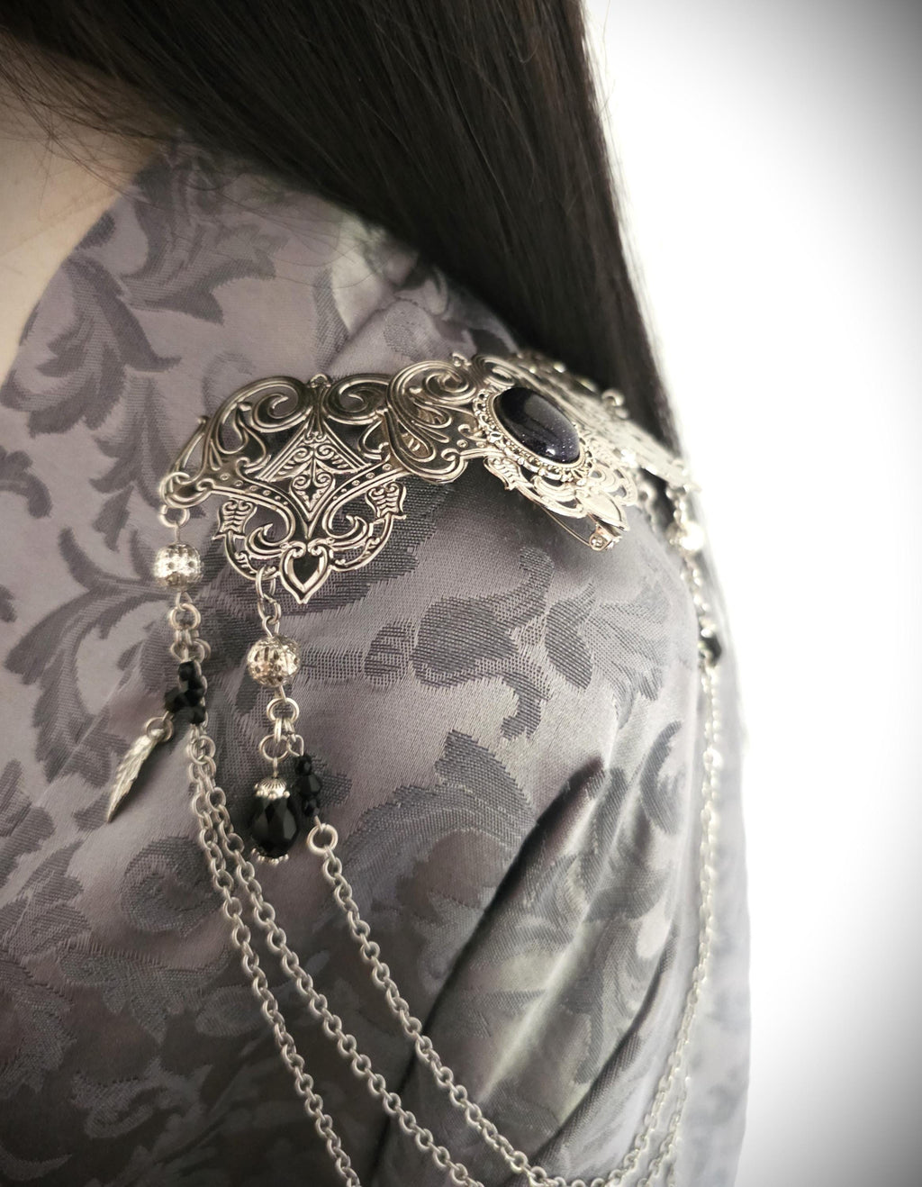 Schulterbroschen mit Blaufluss ~ Gothic Fantasy Schulterschmuck ~ Kostüm- und Braut Accessoire