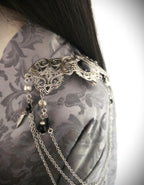 Schulterbroschen mit Blaufluss ~ Gothic Fantasy Schulterschmuck ~ Kostüm- und Braut Accessoire