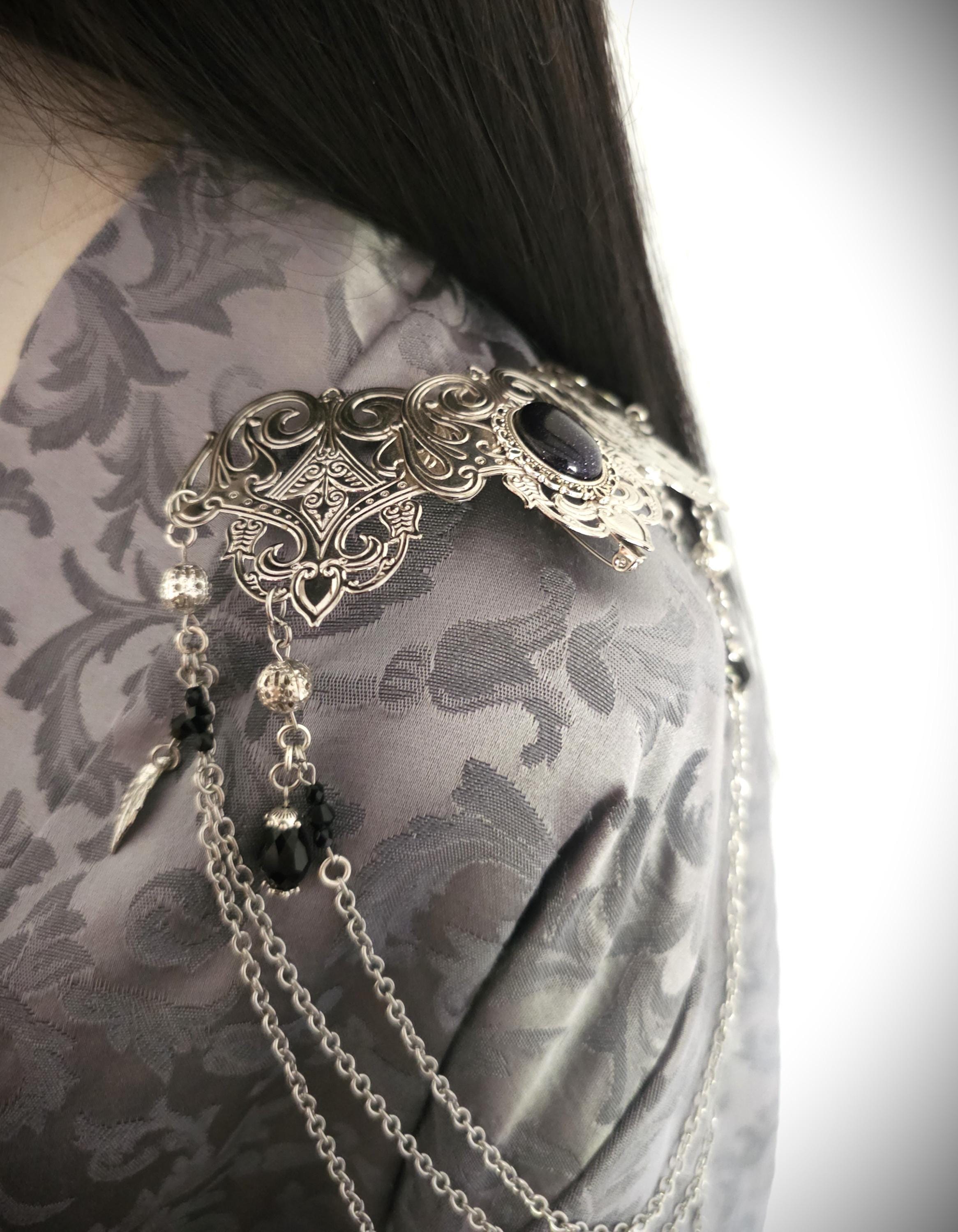 Schulterbroschen mit Blaufluss ~ Gothic Fantasy Schulterschmuck ~ Kostüm- und Braut Accessoire