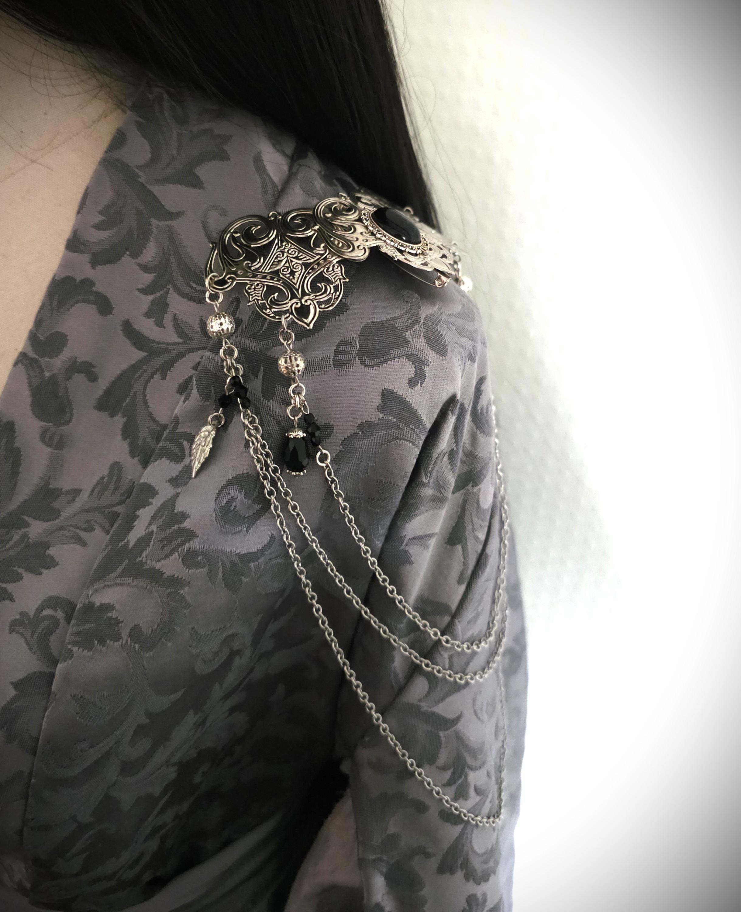 Schulterbroschen mit Blaufluss ~ Gothic Fantasy Schulterschmuck ~ Kostüm- und Braut Accessoire
