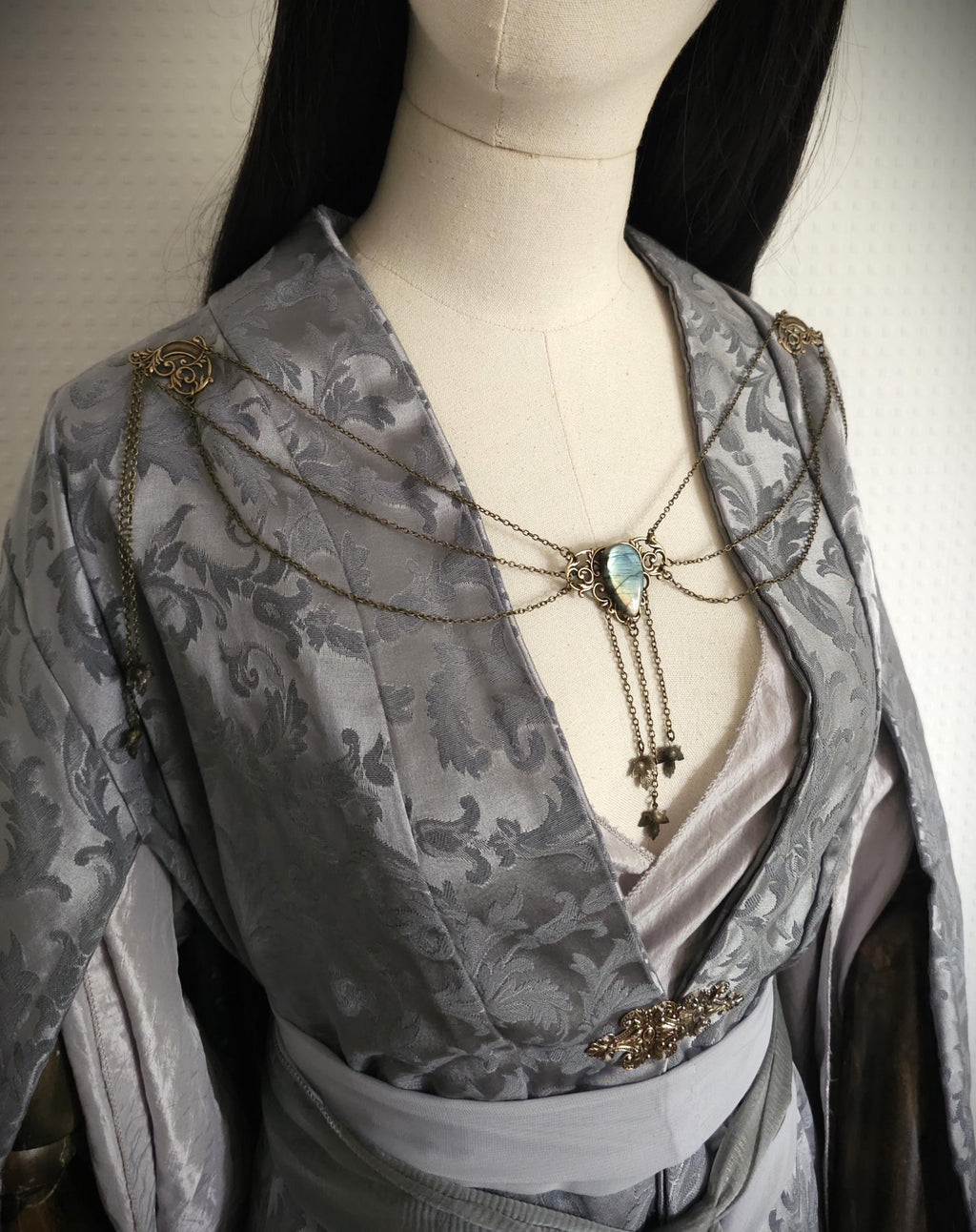 Labradorit Broschenkette ~ Fantasy Ausschnittschmuck mit Blättern ~ Cape Chain ~ Bronze Chain