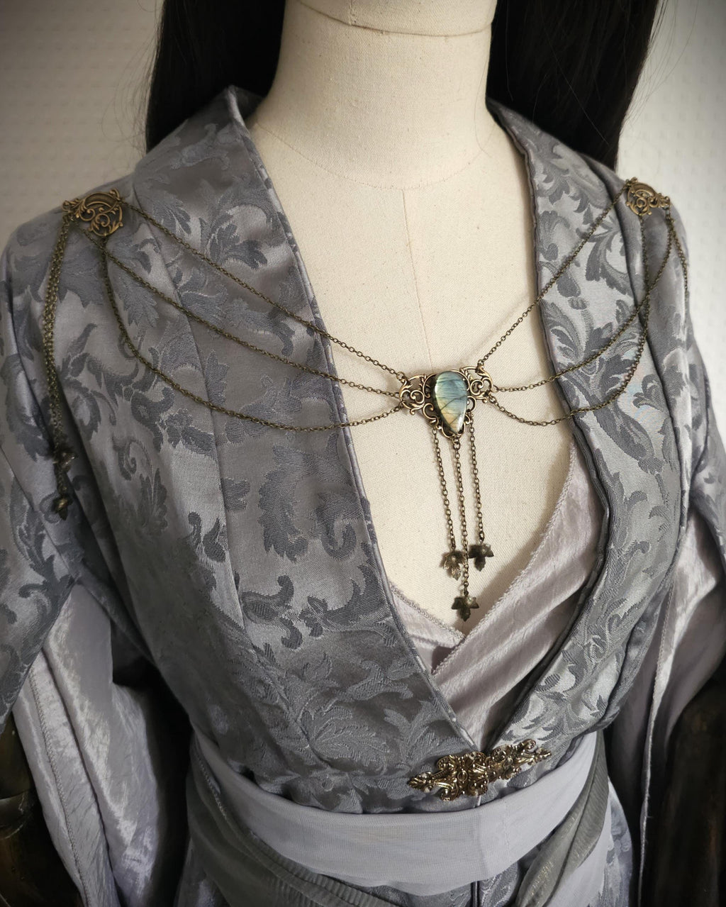 Labradorit Broschenkette ~ Fantasy Ausschnittschmuck mit Blättern ~ Cape Chain ~ Bronze Chain