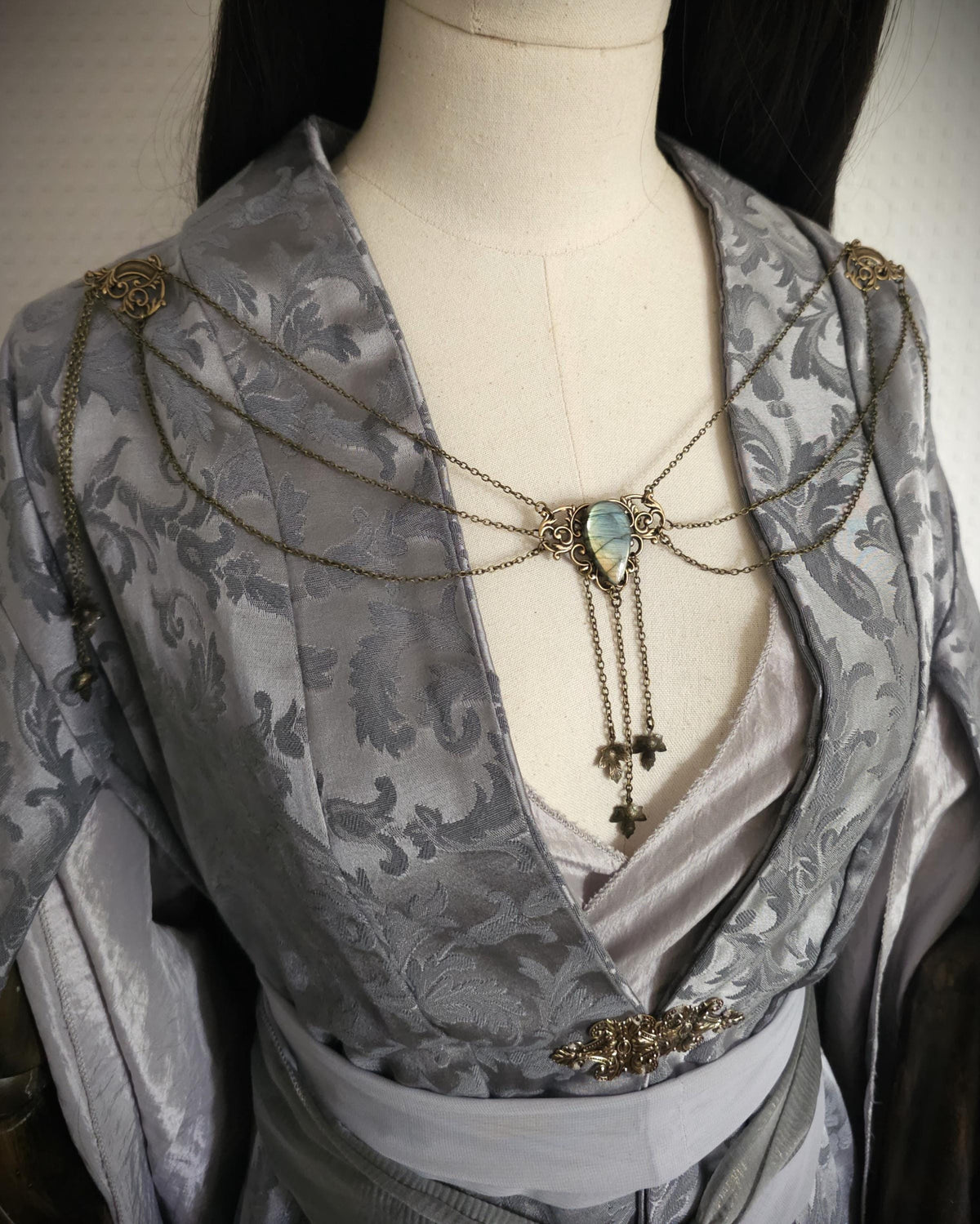 Labradorit Broschenkette ~ Fantasy Ausschnittschmuck mit Blättern ~ Cape Chain ~ Bronze Chain