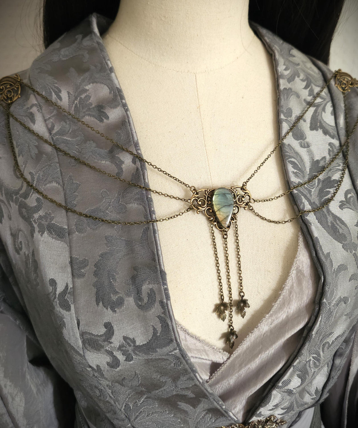 Labradorit Broschenkette ~ Fantasy Ausschnittschmuck mit Blättern ~ Cape Chain ~ Bronze Chain