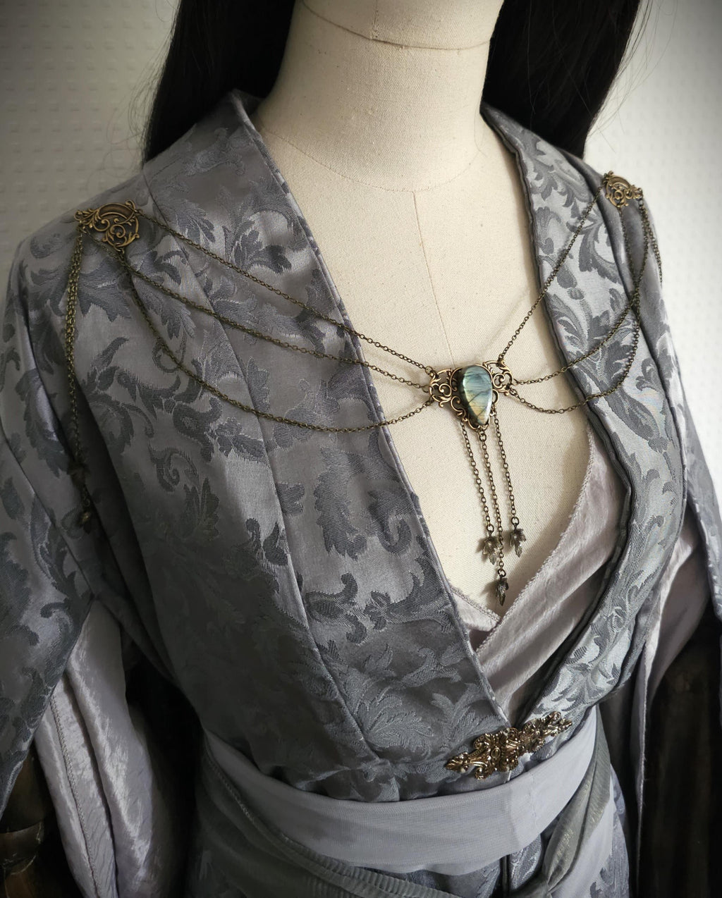 Labradorit Broschenkette ~ Fantasy Ausschnittschmuck mit Blättern ~ Cape Chain ~ Bronze Chain