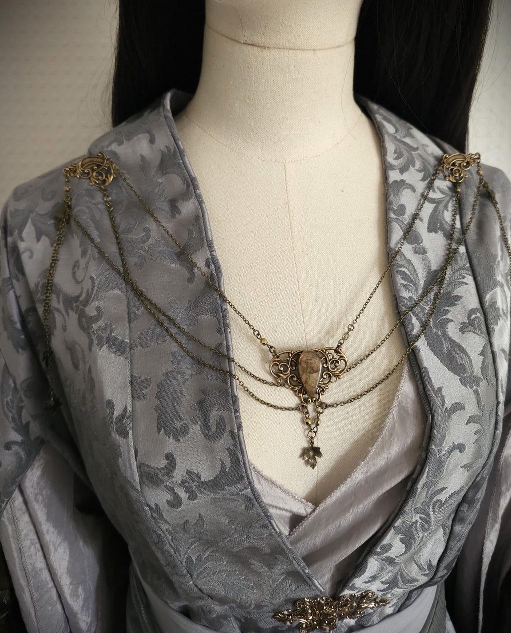 Labradorit Broschenkette ~ Fantasy Ausschnittschmuck mit Blättern ~ Cape Chain Bronze