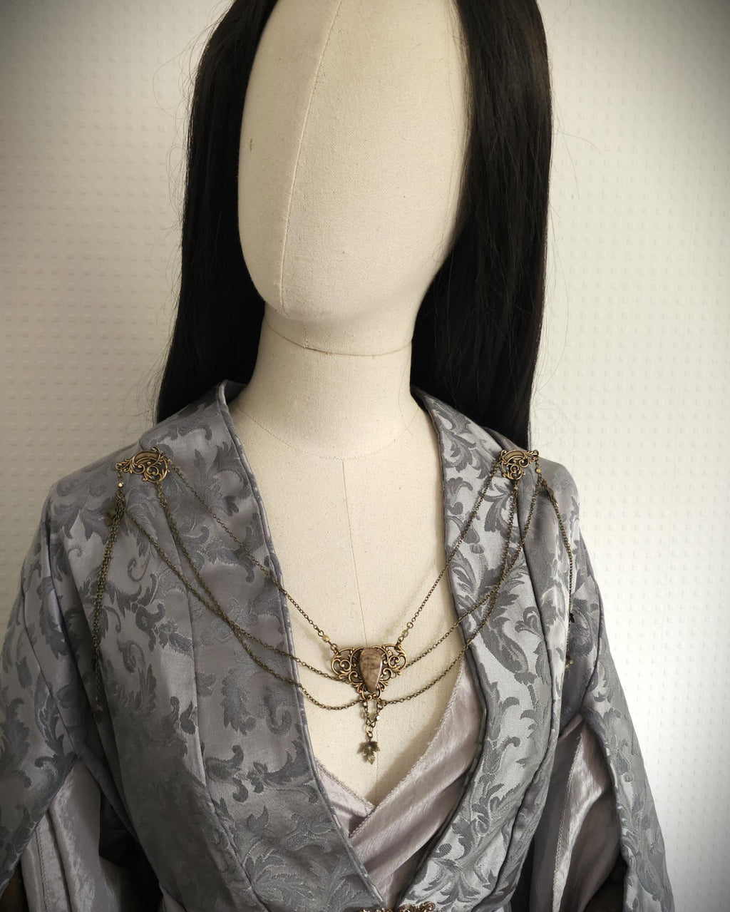 Labradorit Broschenkette ~ Fantasy Ausschnittschmuck mit Blättern ~ Cape Chain Bronze