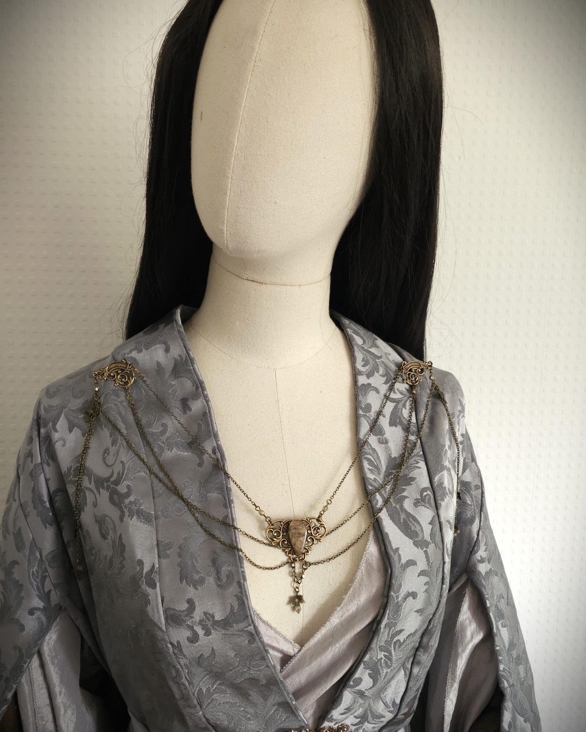 Labradorit Broschenkette ~ Fantasy Ausschnittschmuck mit Blättern ~ Cape Chain Bronze