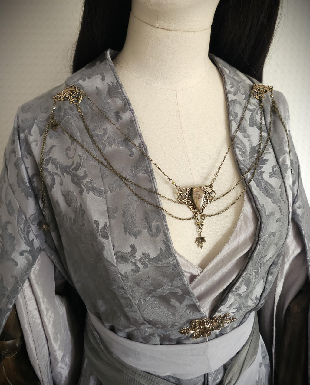 Labradorit Broschenkette ~ Fantasy Ausschnittschmuck mit Blättern ~ Cape Chain Bronze