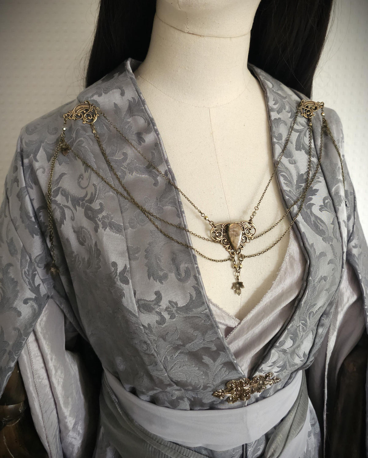 Labradorit Broschenkette ~ Fantasy Ausschnittschmuck mit Blättern ~ Cape Chain Bronze