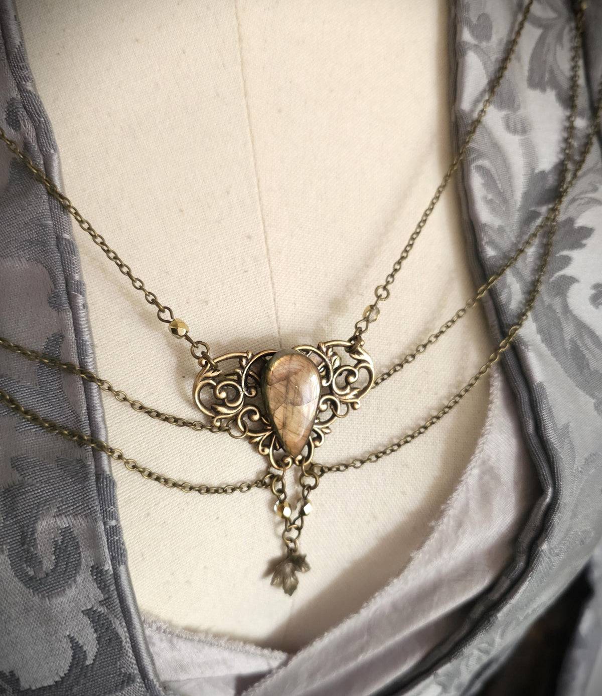 Labradorit Broschenkette ~ Fantasy Ausschnittschmuck mit Blättern ~ Cape Chain Bronze