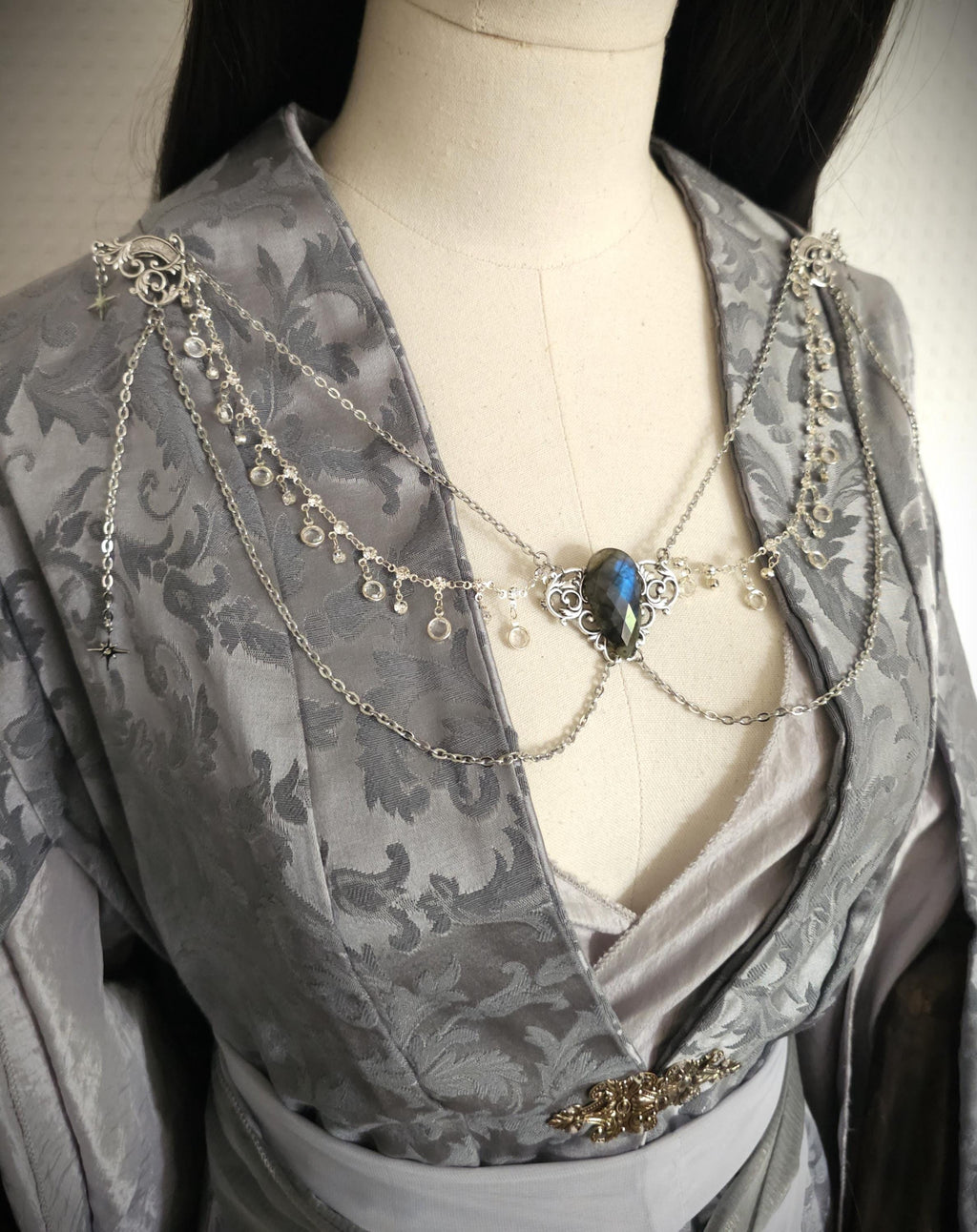 Labradorit Broschenkette ~ Fantasy Ausschnittschmuck mit Kristallen ~ Cape Chain ~ Celestial Jewelry