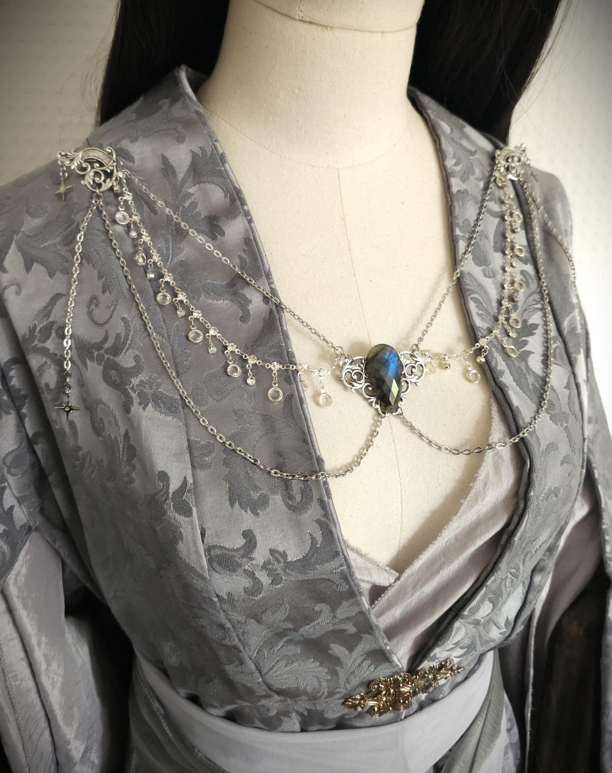 Labradorit Broschenkette ~ Fantasy Ausschnittschmuck mit Kristallen ~ Cape Chain ~ Celestial Jewelry