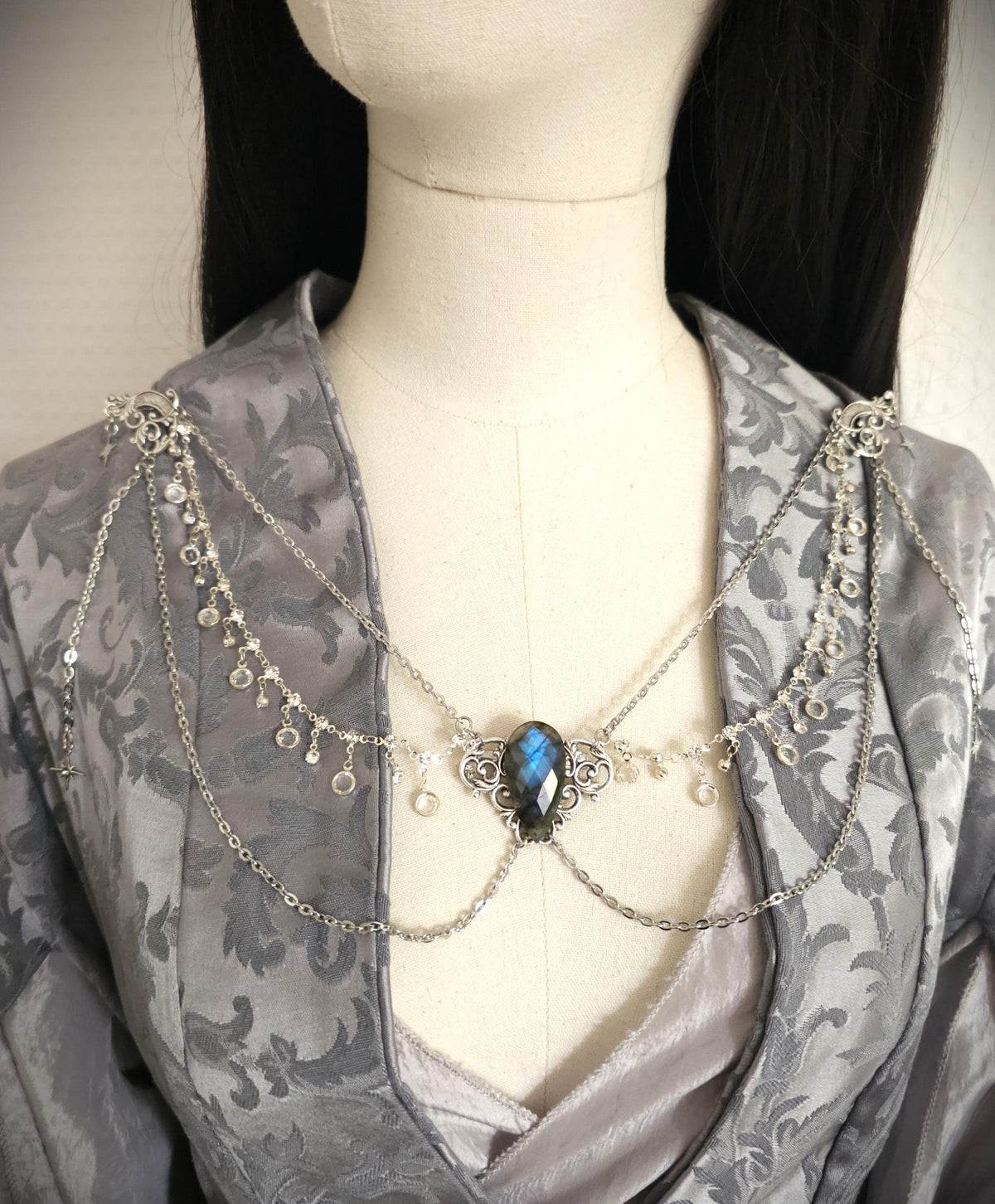 Labradorit Broschenkette ~ Fantasy Ausschnittschmuck mit Kristallen ~ Cape Chain ~ Celestial Jewelry