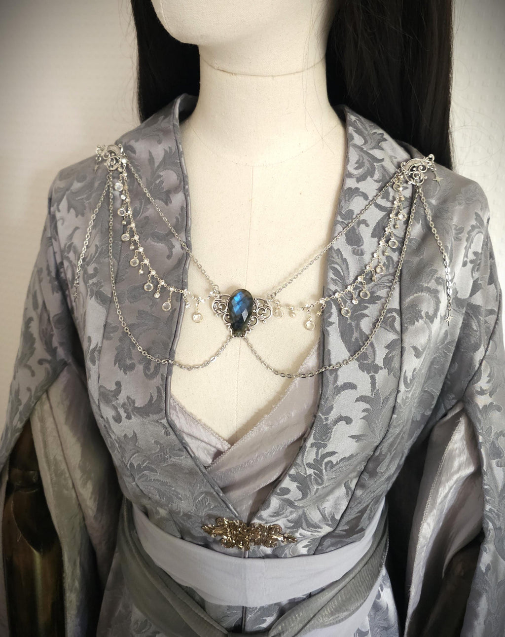 Labradorit Broschenkette ~ Fantasy Ausschnittschmuck mit Kristallen ~ Cape Chain ~ Celestial Jewelry