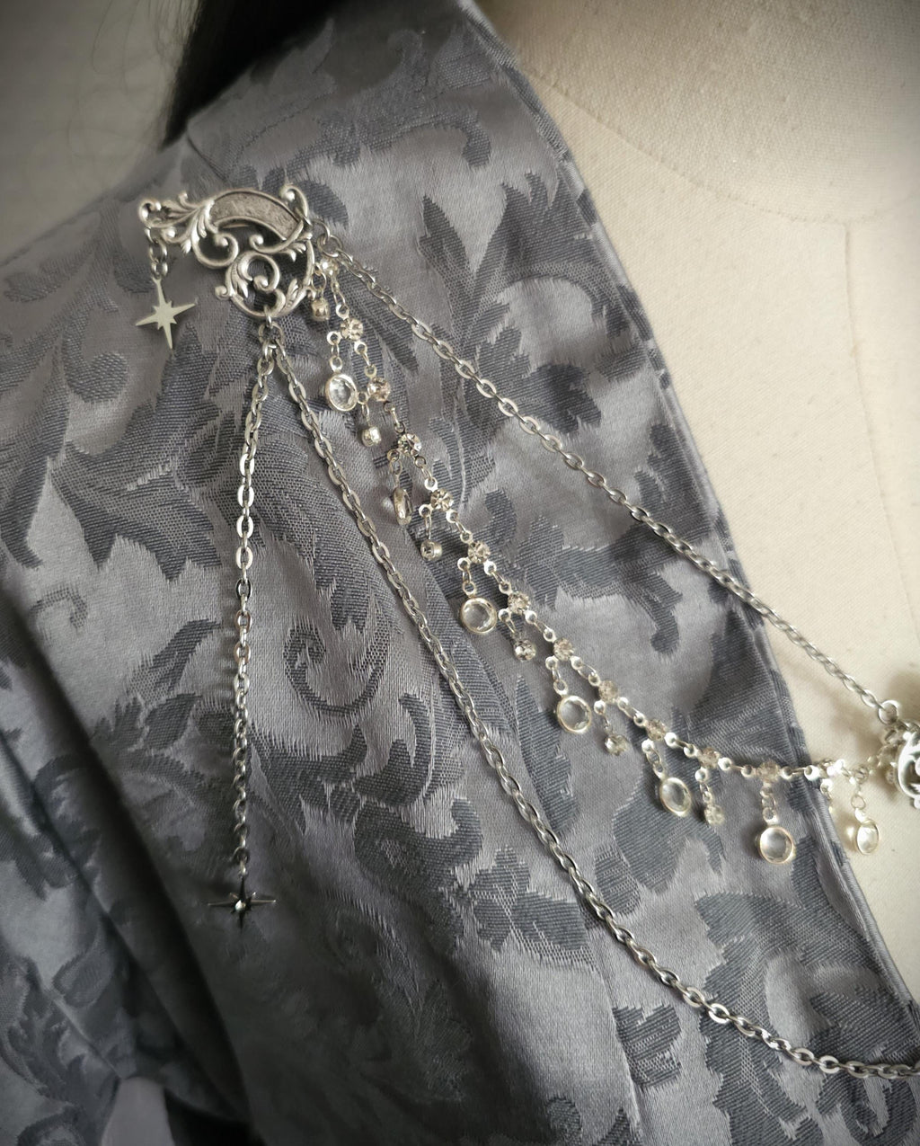 Labradorit Broschenkette ~ Fantasy Ausschnittschmuck mit Kristallen ~ Cape Chain ~ Celestial Jewelry