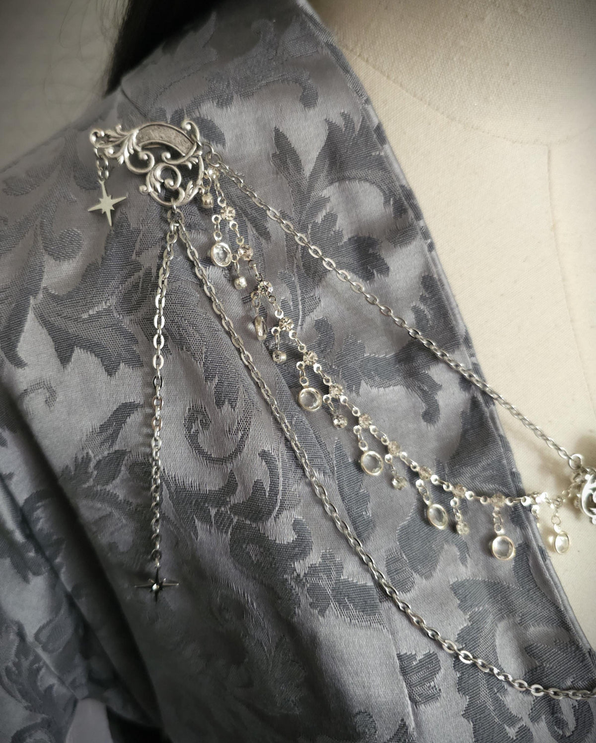 Labradorit Broschenkette ~ Fantasy Ausschnittschmuck mit Kristallen ~ Cape Chain ~ Celestial Jewelry